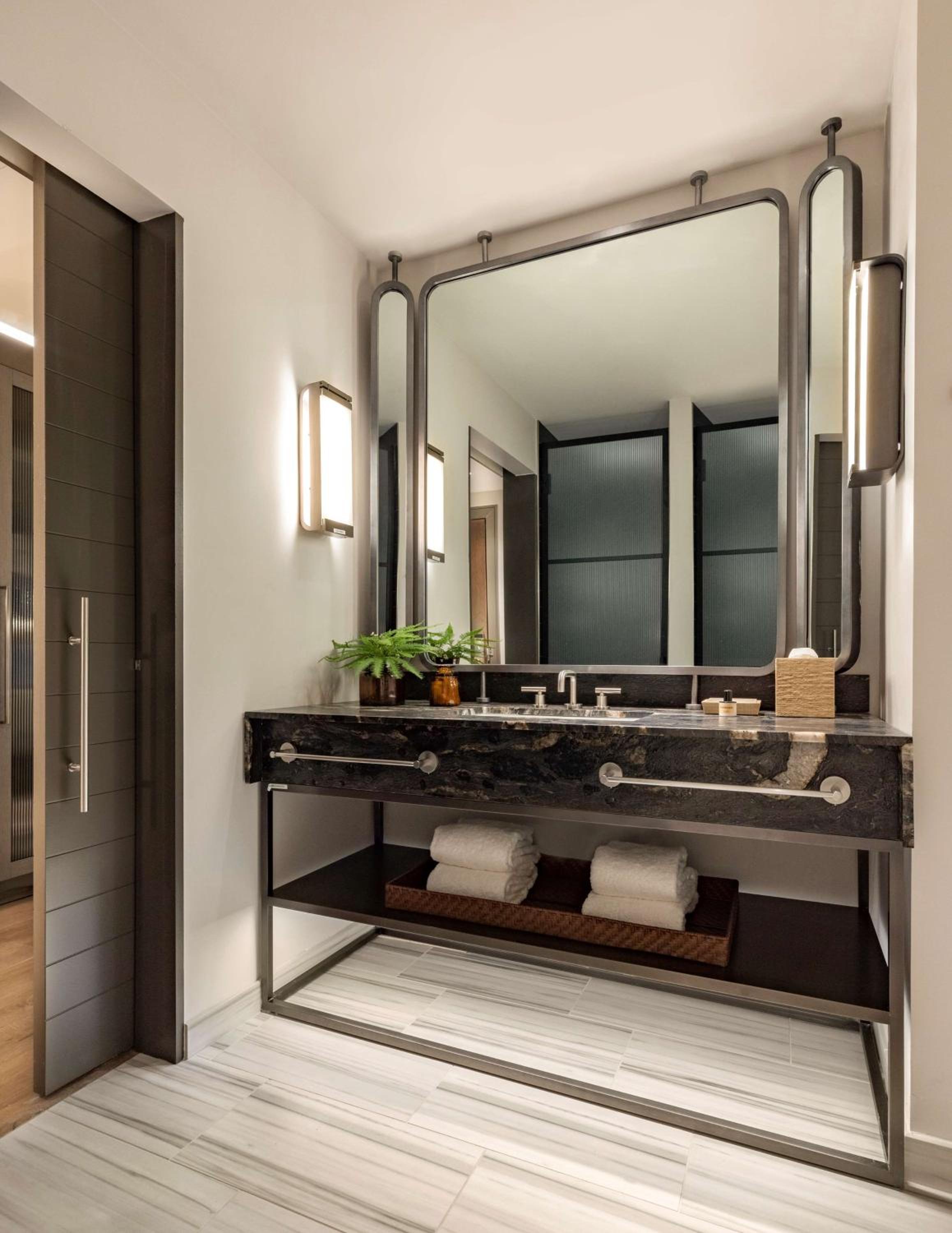 Junior King Suite With City View - Photo 3