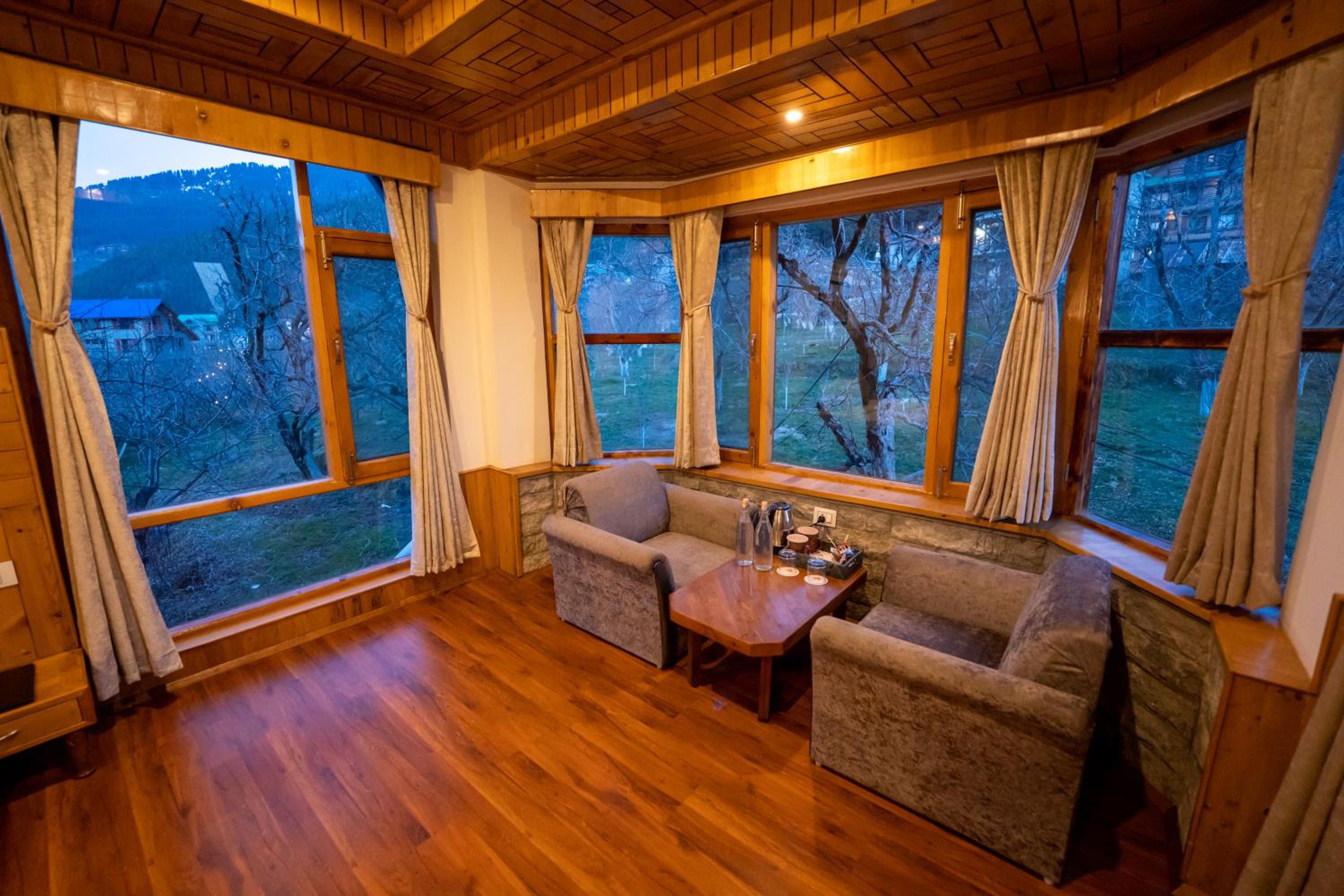 Double Room with Mountain View - Welcome Drink, Complimentary 2pcs Laundry, Late Check out upto 2hrs - Photo 10