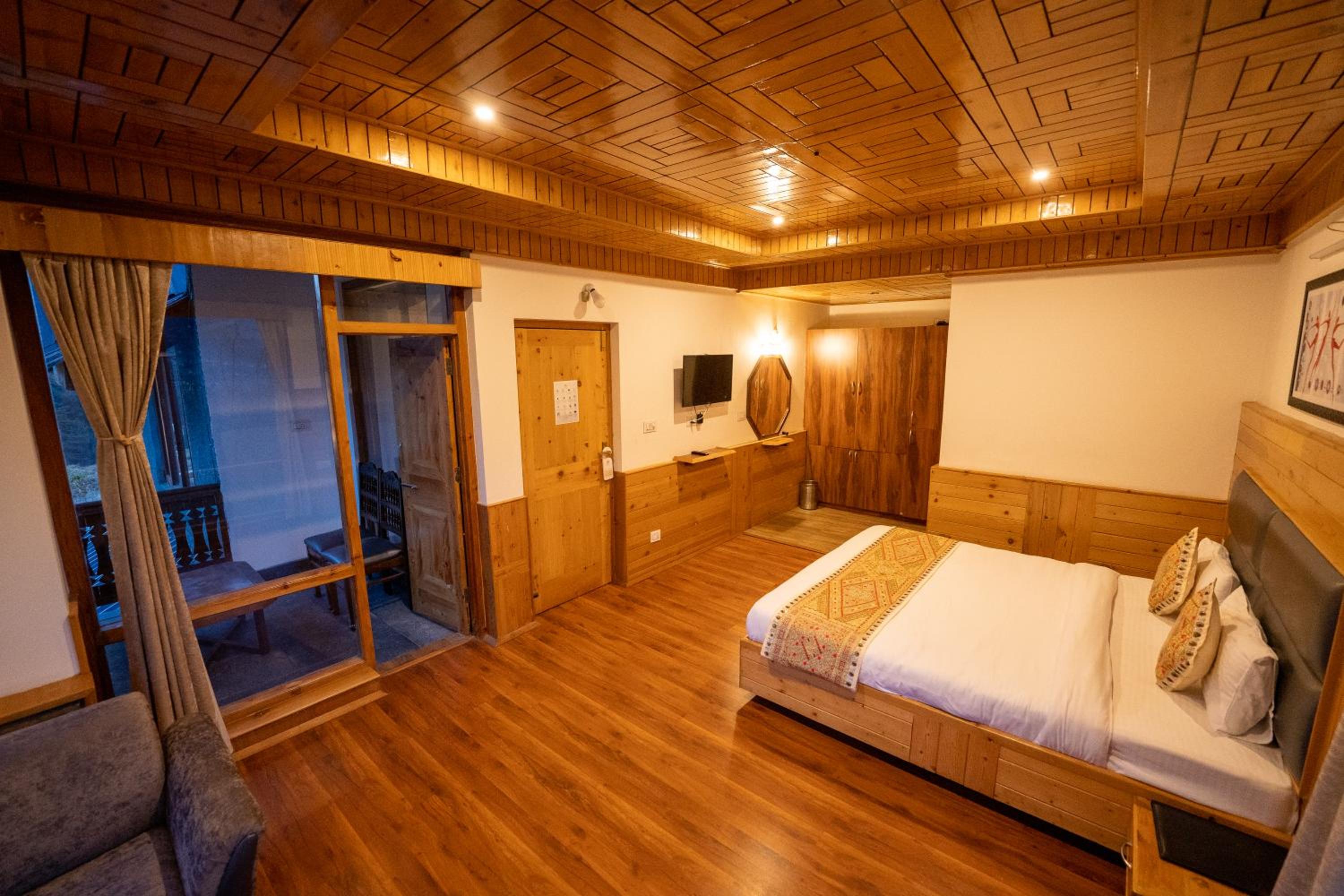 Double Room with Mountain View - Welcome Drink, Complimentary 2pcs Laundry, Late Check out upto 2hrs - Photo 6
