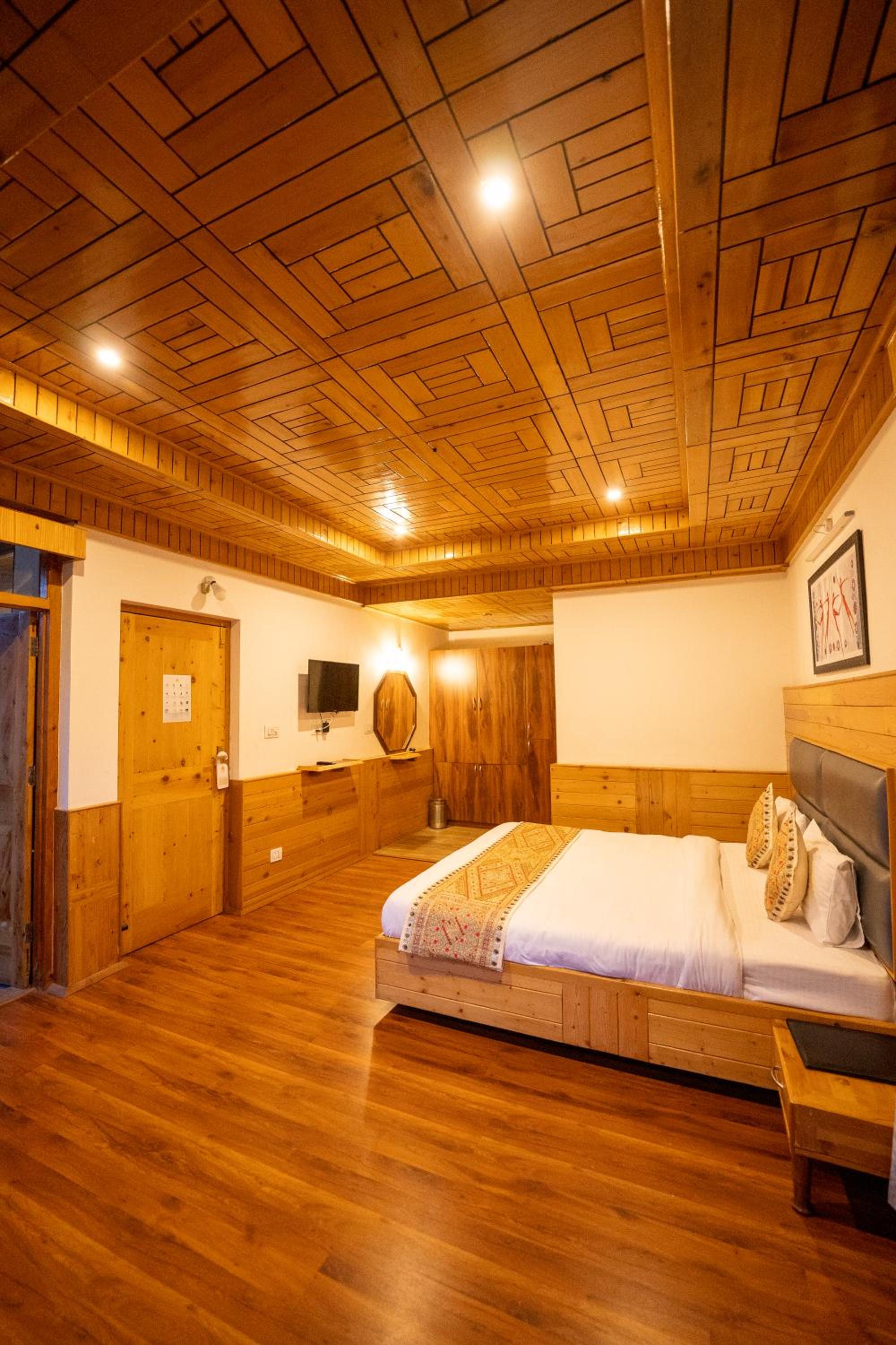 Double Room with Mountain View - Welcome Drink, Complimentary 2pcs Laundry, Late Check out upto 2hrs - Photo 5