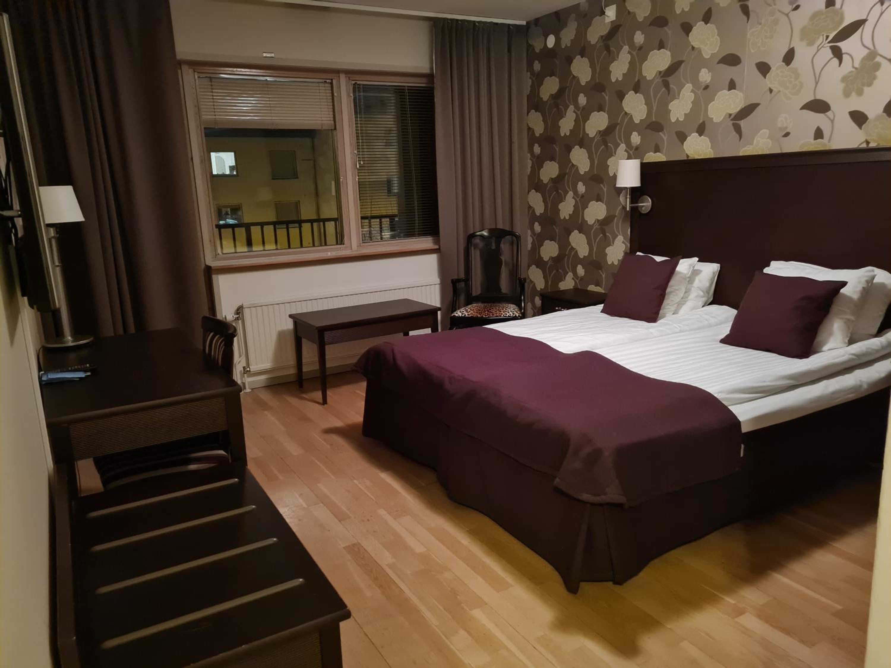 Twin Room with Sofa Bed - Non-Smoking photo 2