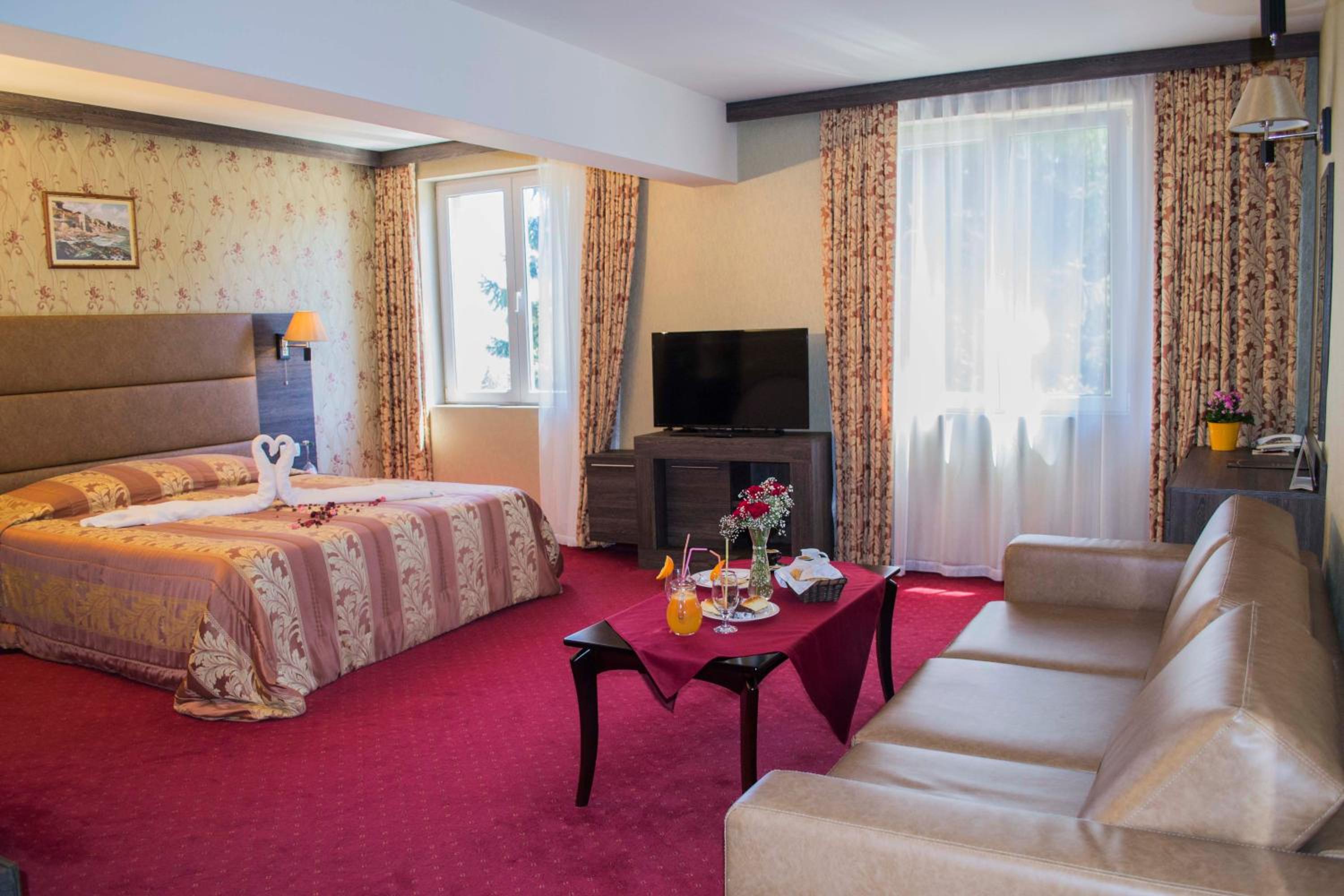 Deluxe Double Room (3 Adults) photo 2