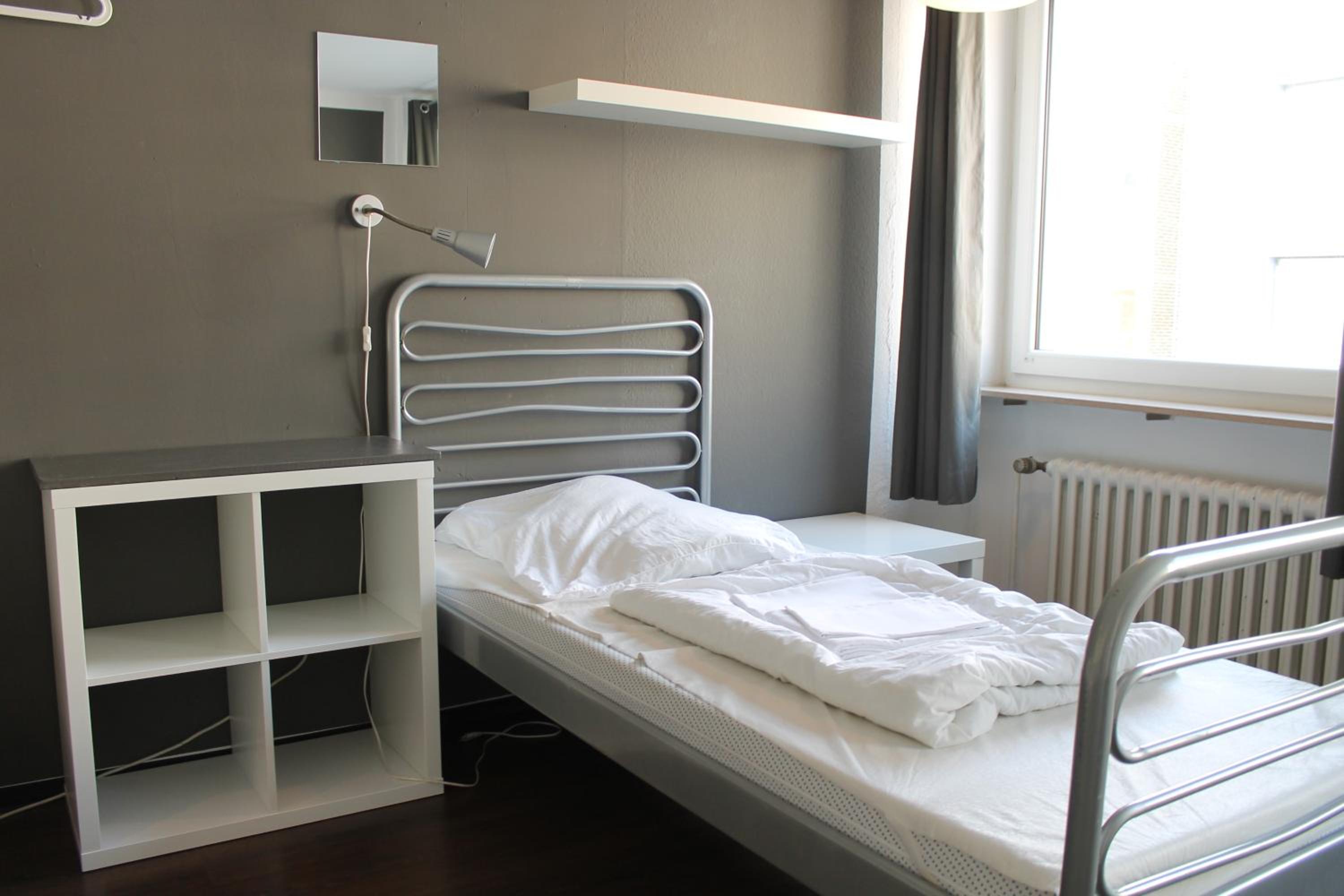 Single Bed in Mixed 6-Bed Dormitory Room with Shared Bathroom photo 3