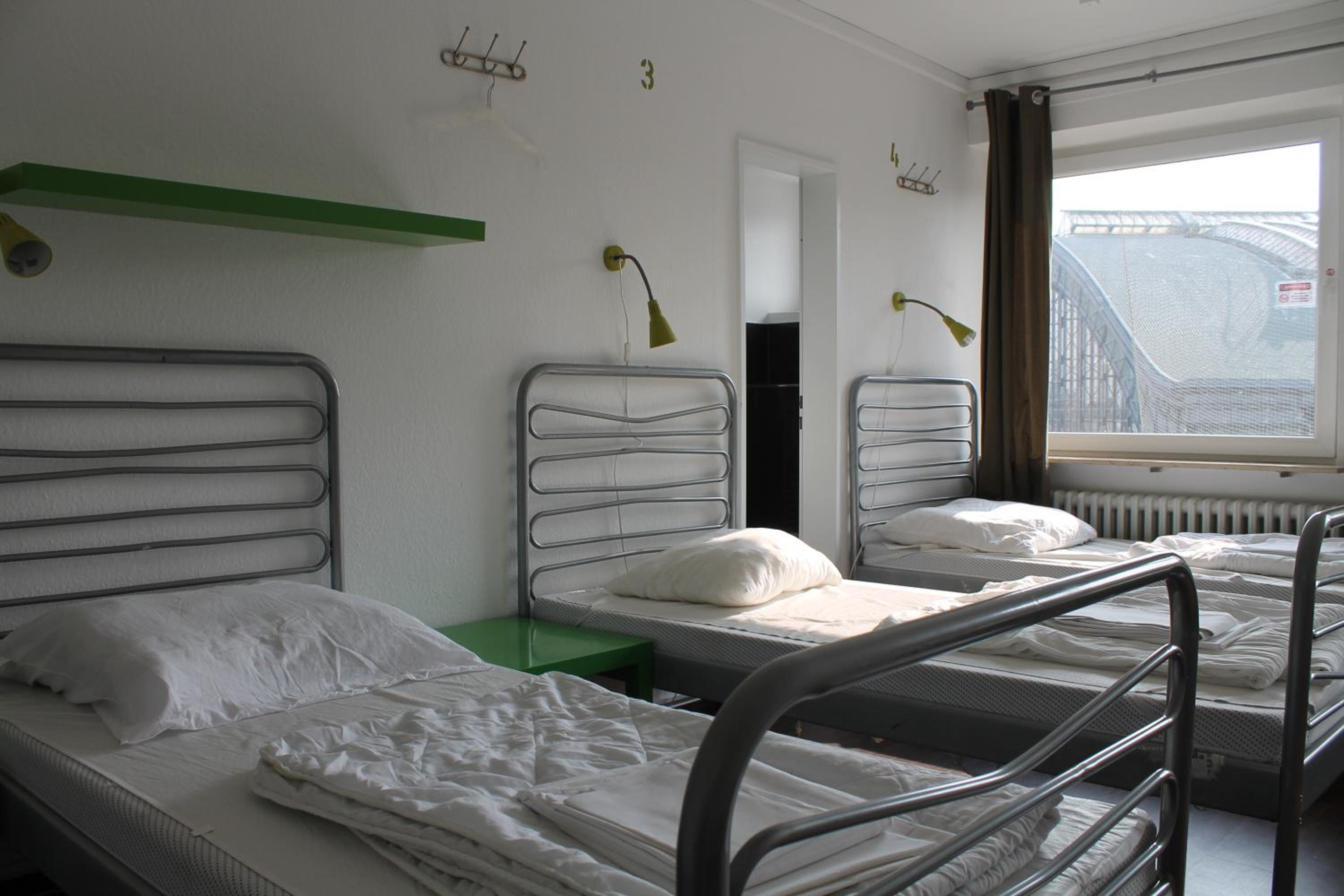 Single Bed in Mixed 6-Bed Dormitory Room with Shared Bathroom photo 2