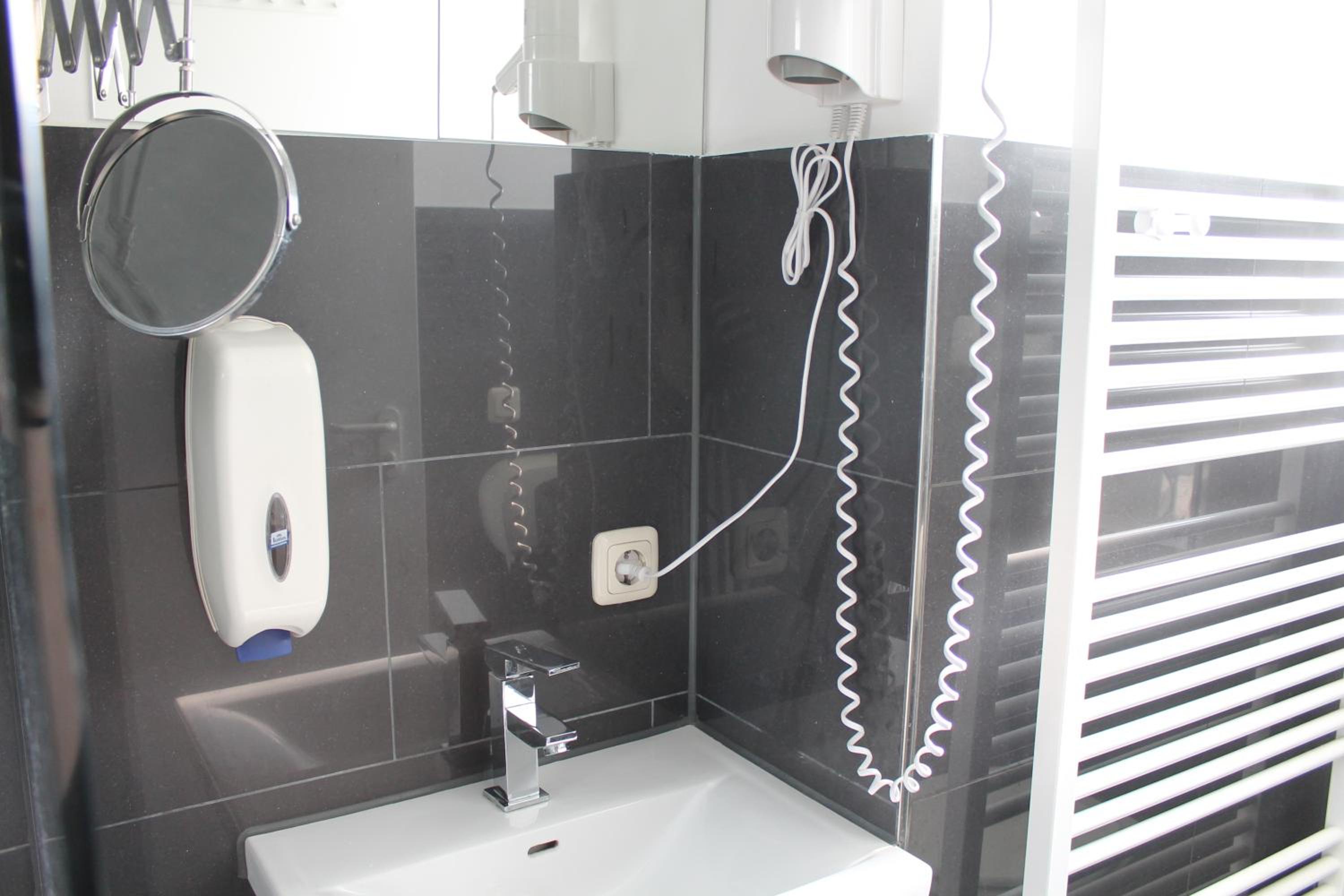 Single Room with Bathroom photo 2