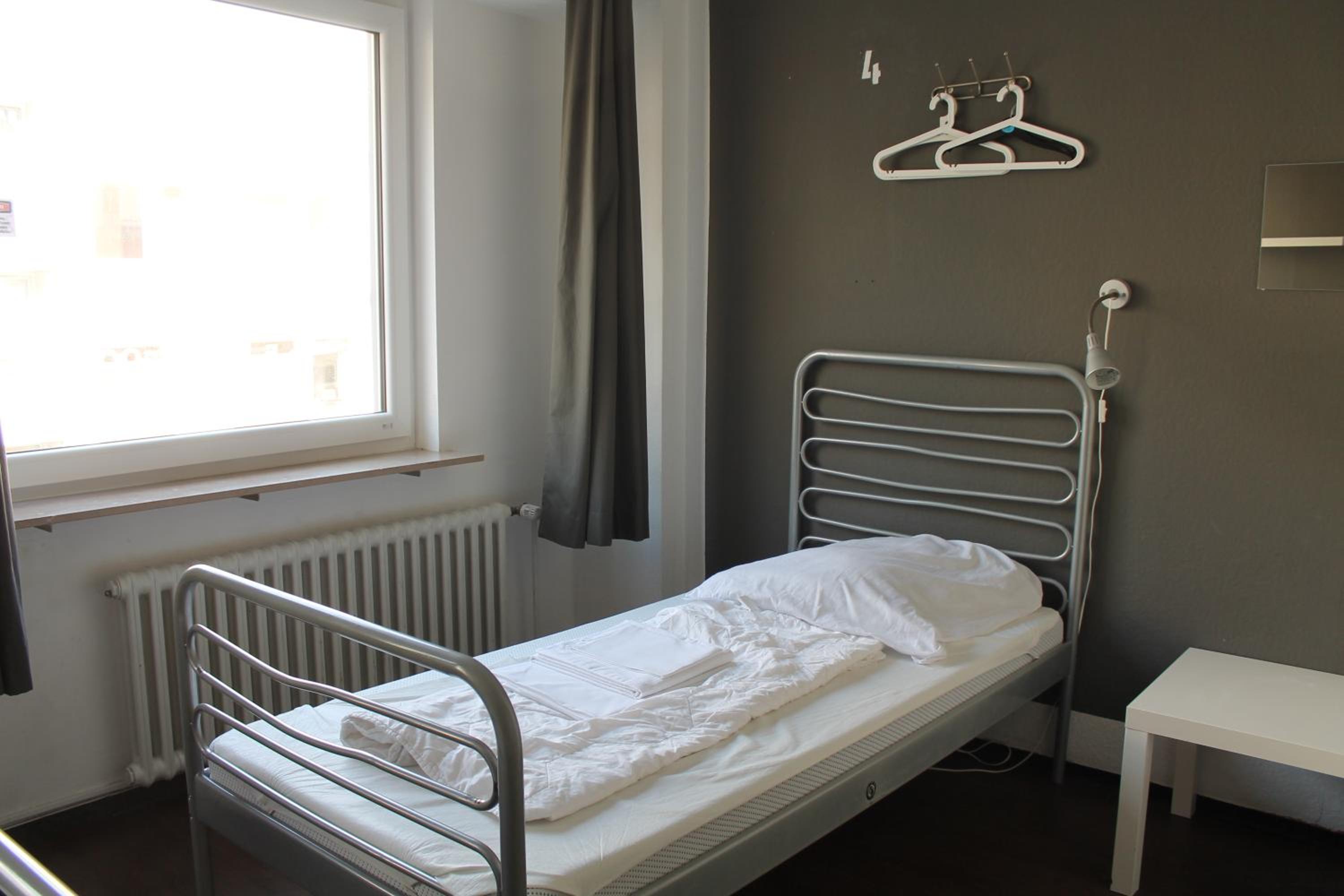 Single Bed in Mixed 6-Bed Dormitory Room with Shared Bathroom photo 1
