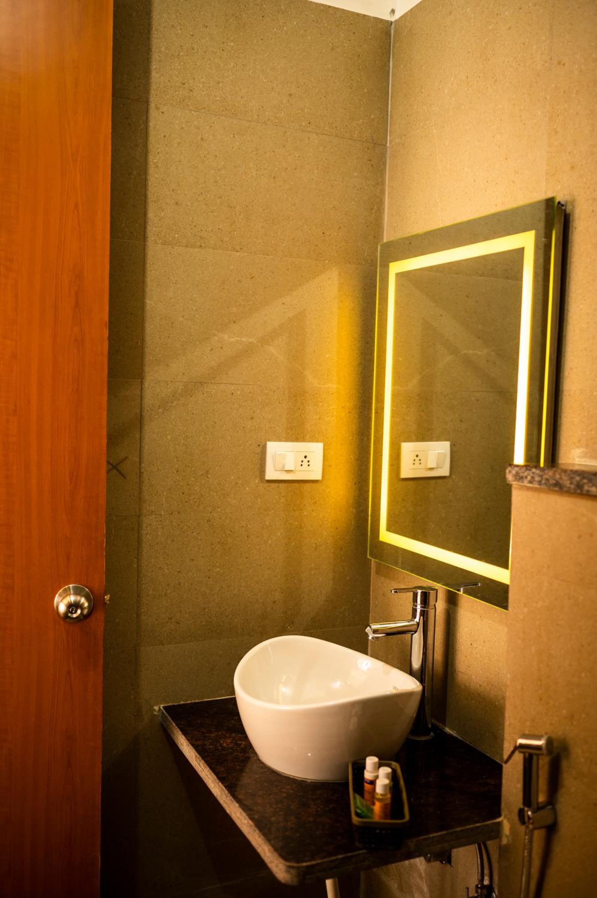 Deluxe Room - Photo 26