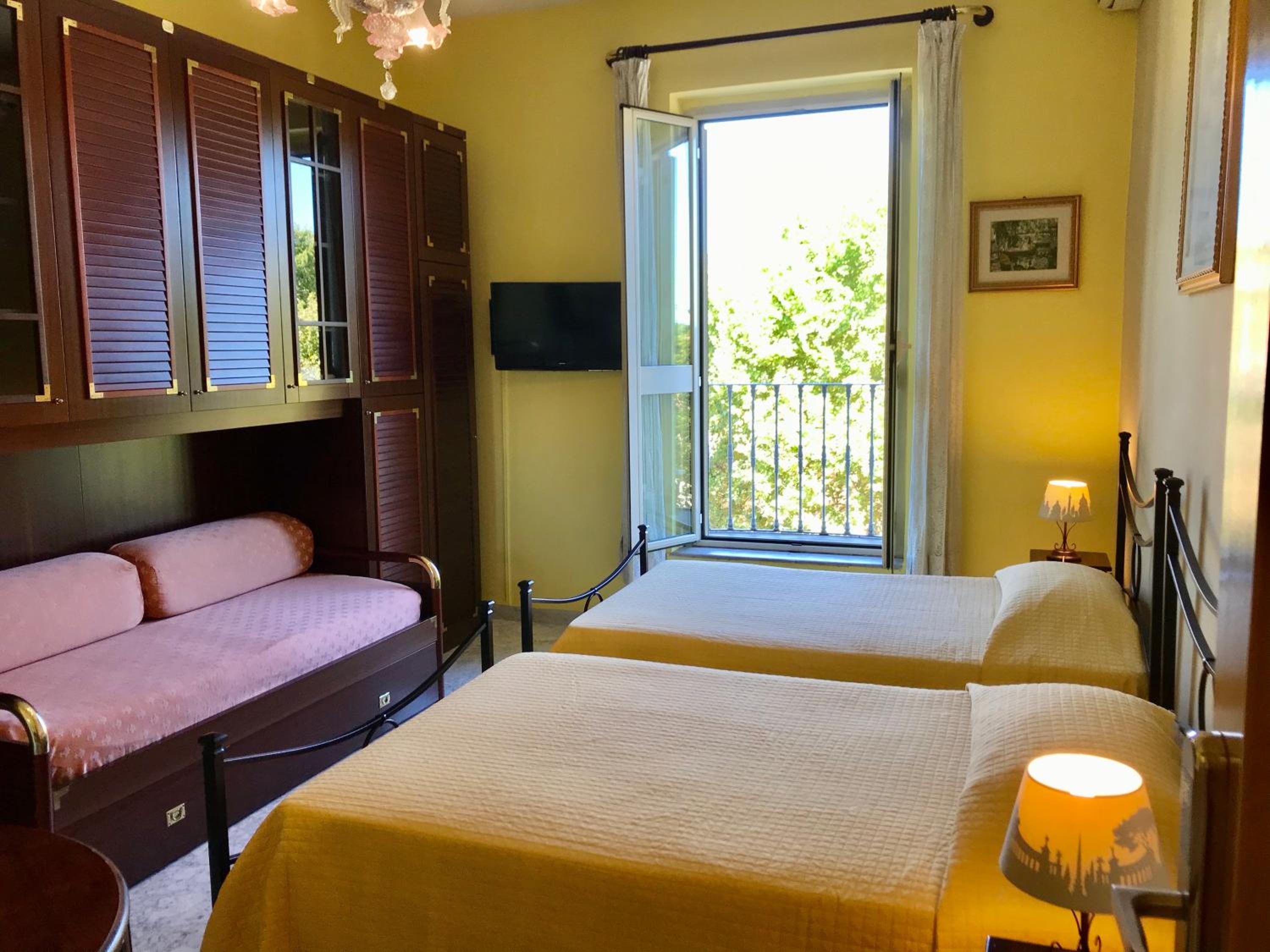 Twin Room with Private External Bathroom photo 2