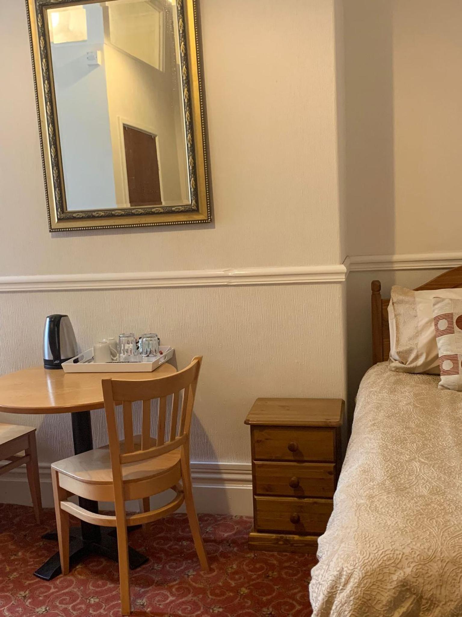 Twin Room with Private Bathroom photo 2