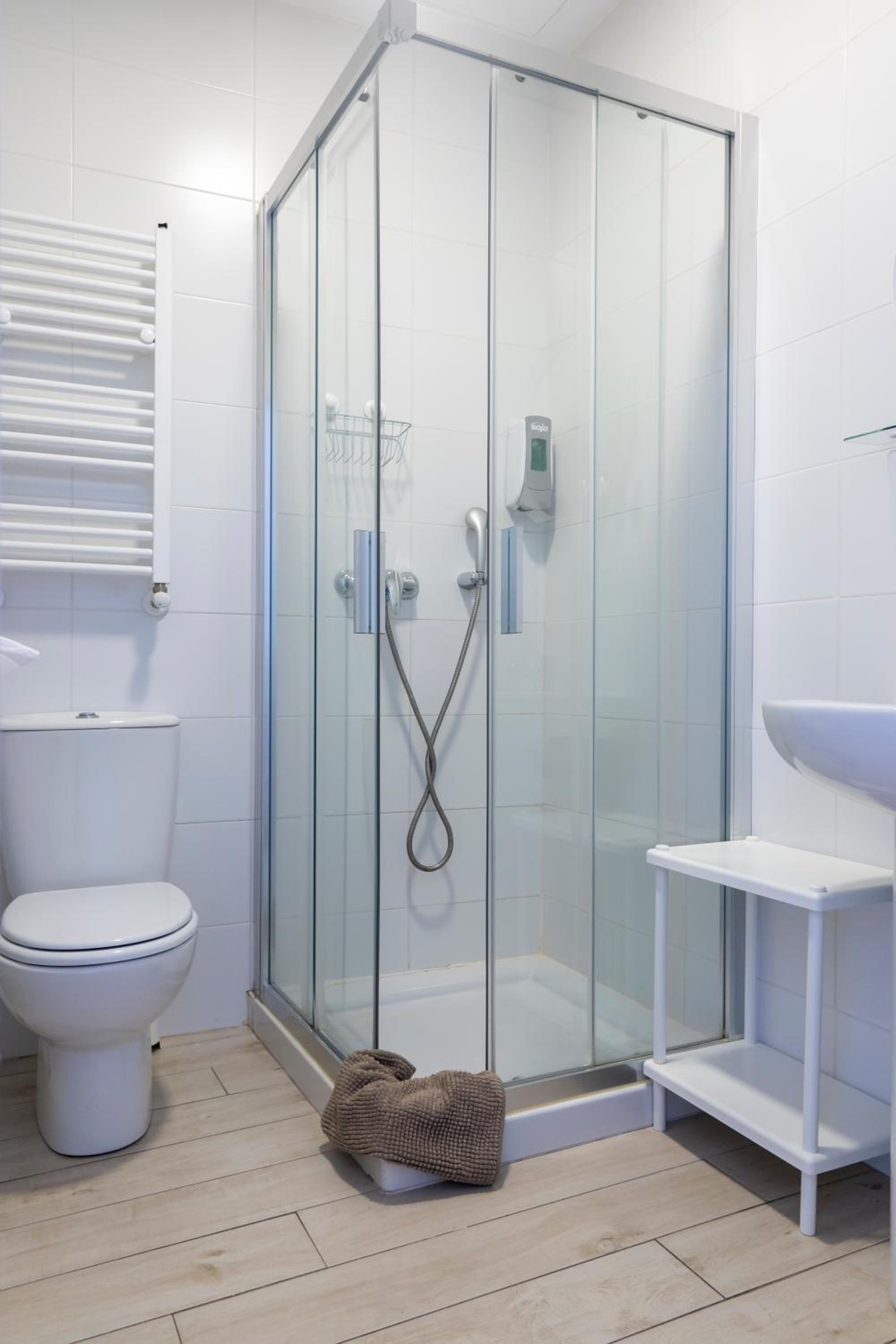 Twin Room with Private Bathroom - Photo 4