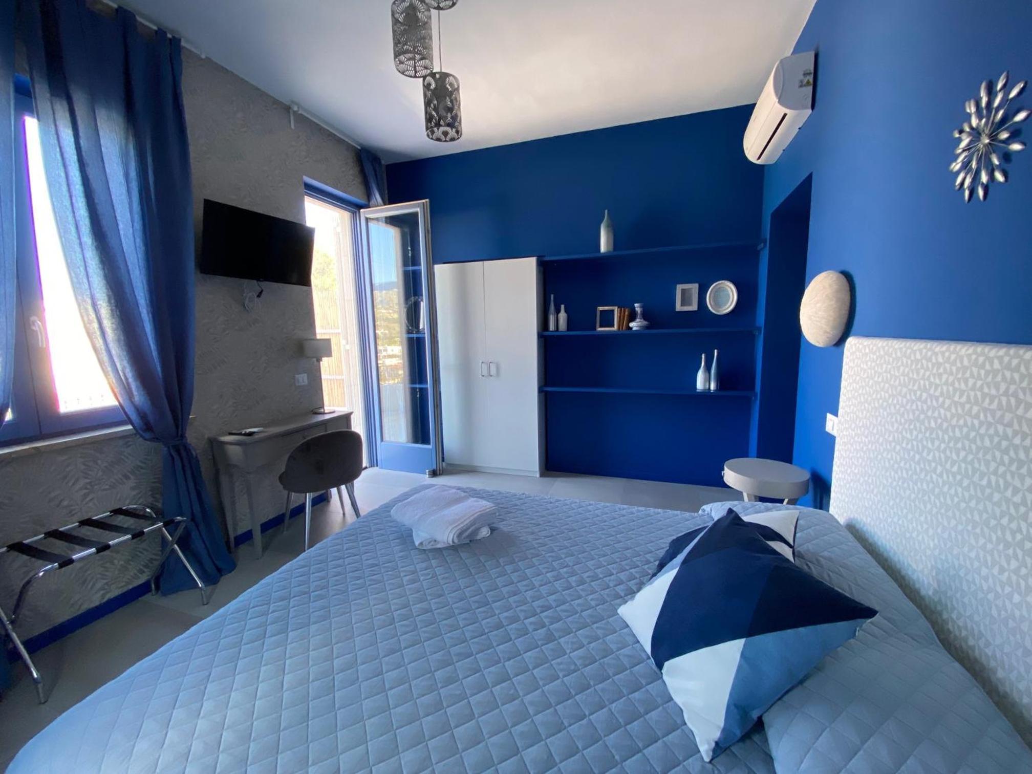 Deluxe Double Room with Balcony and Sea View photo 2