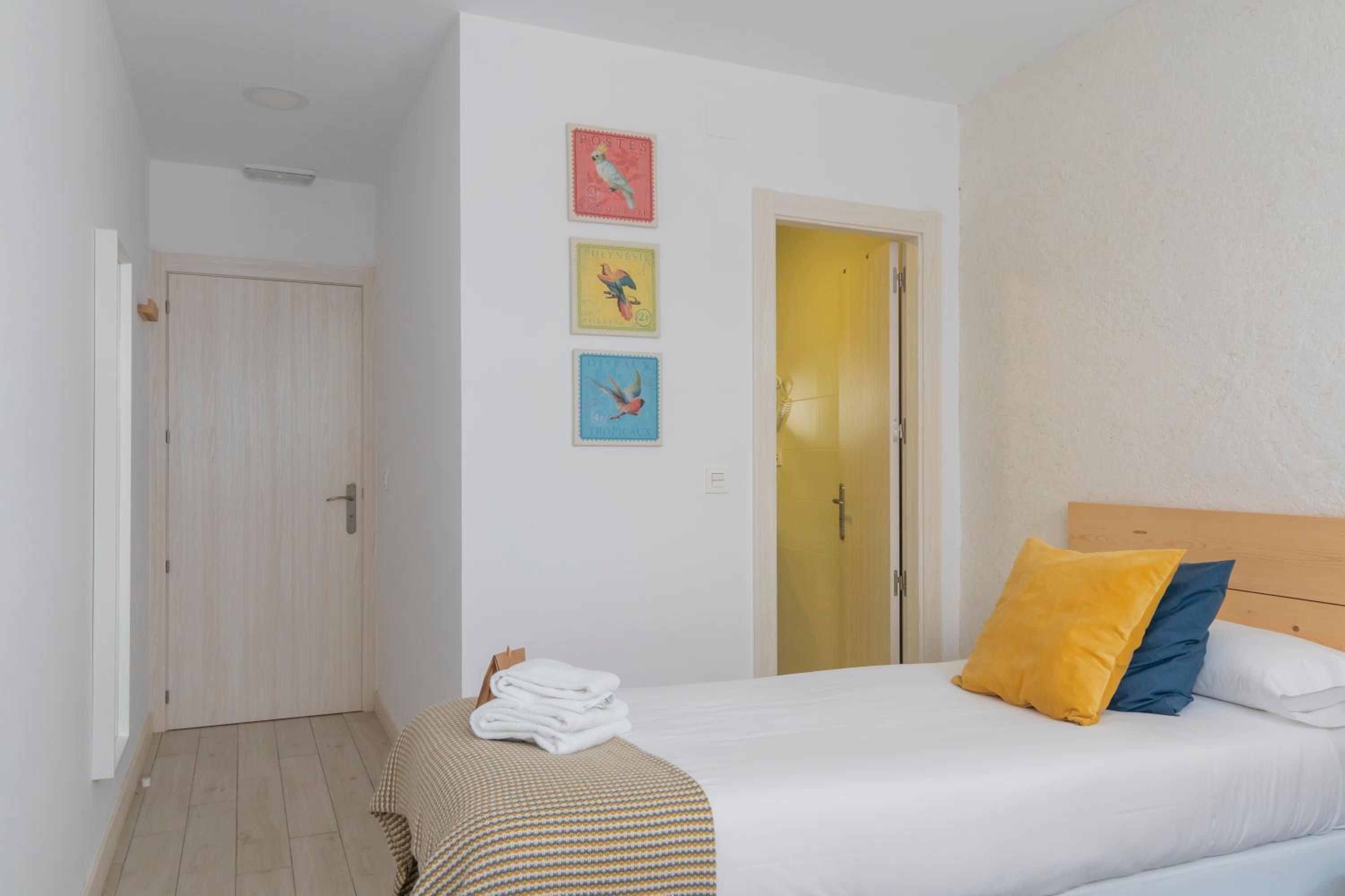 Twin Room with Private Bathroom - Photo 5