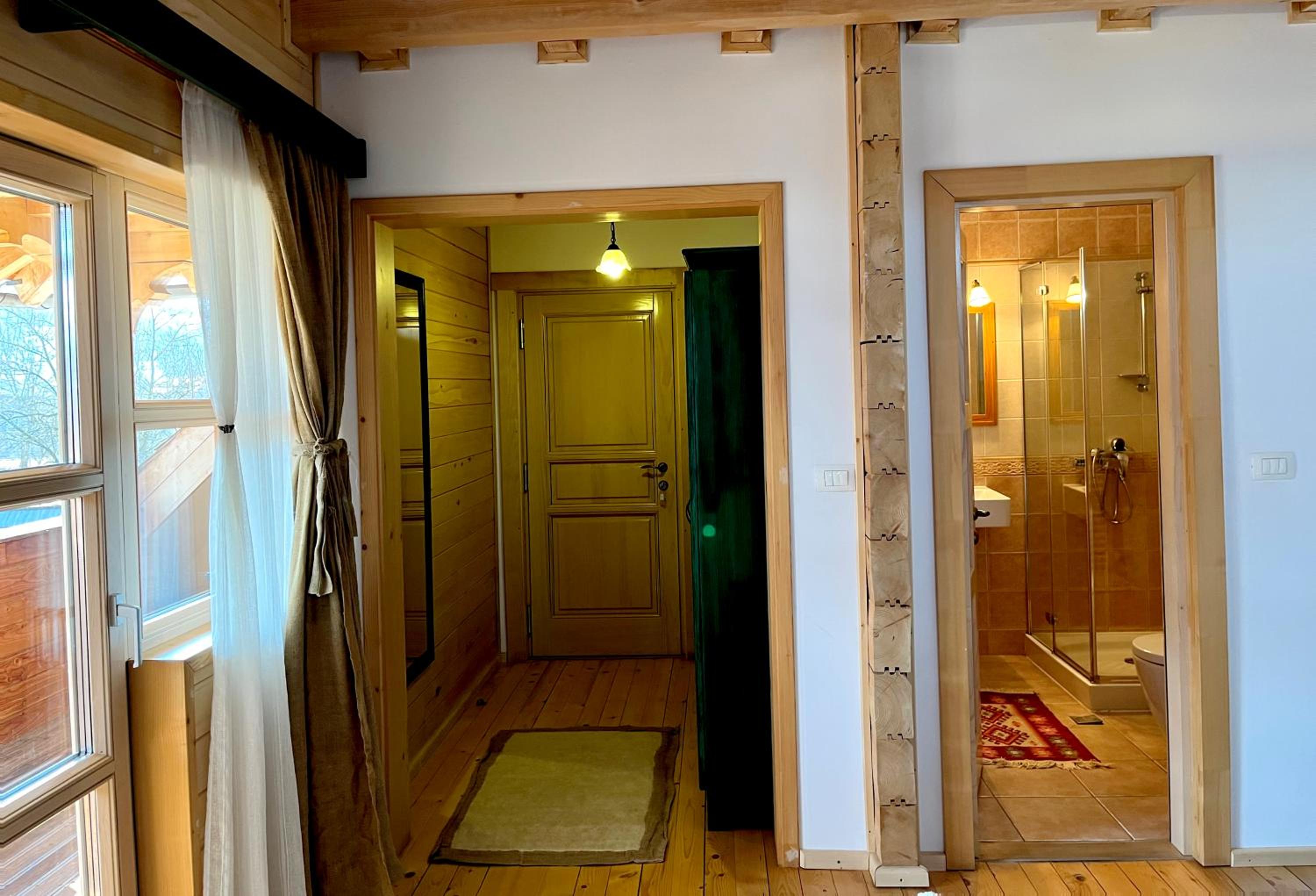 Queen Room with Balcony - Photo 4