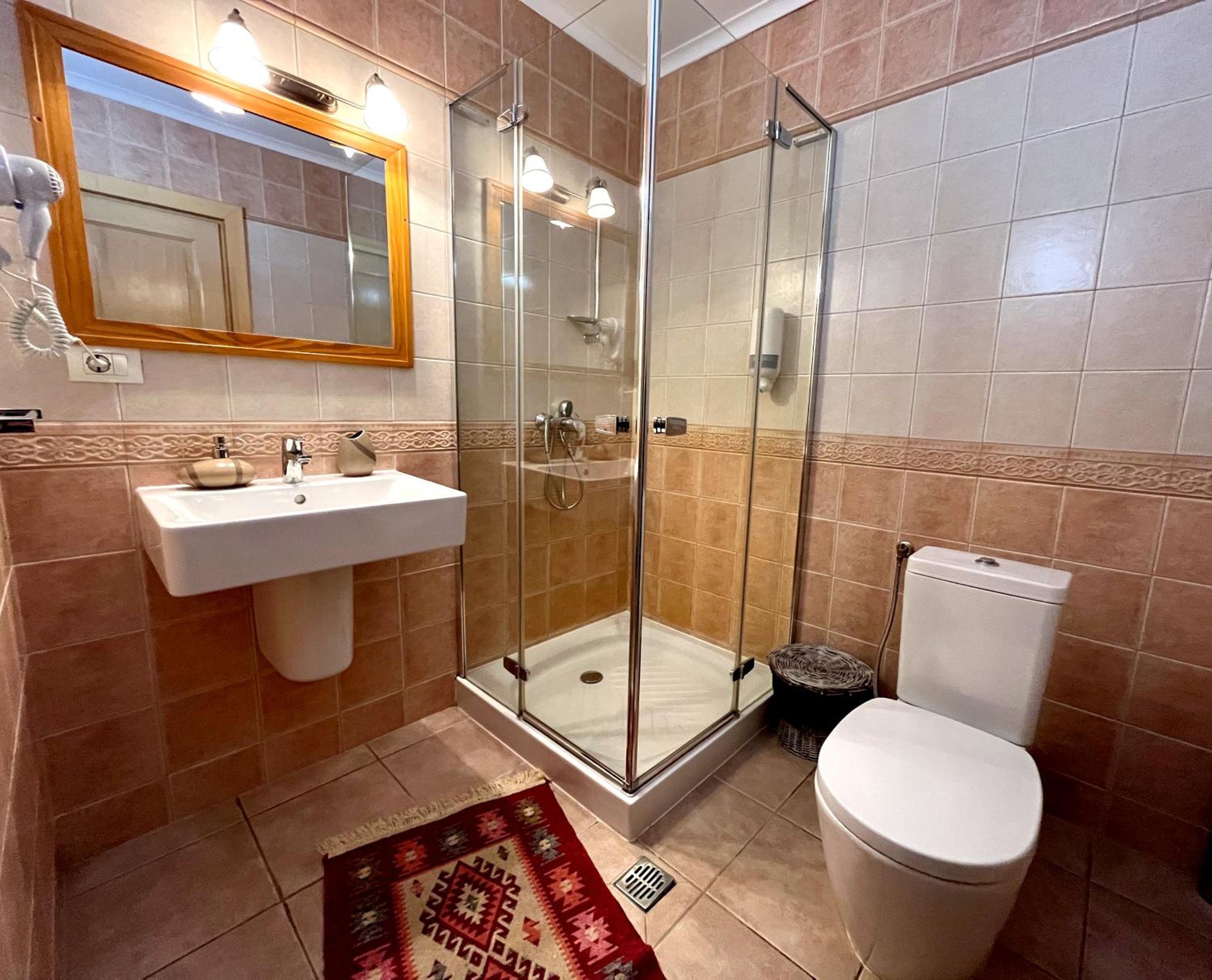 Queen Room with Balcony - Photo 3