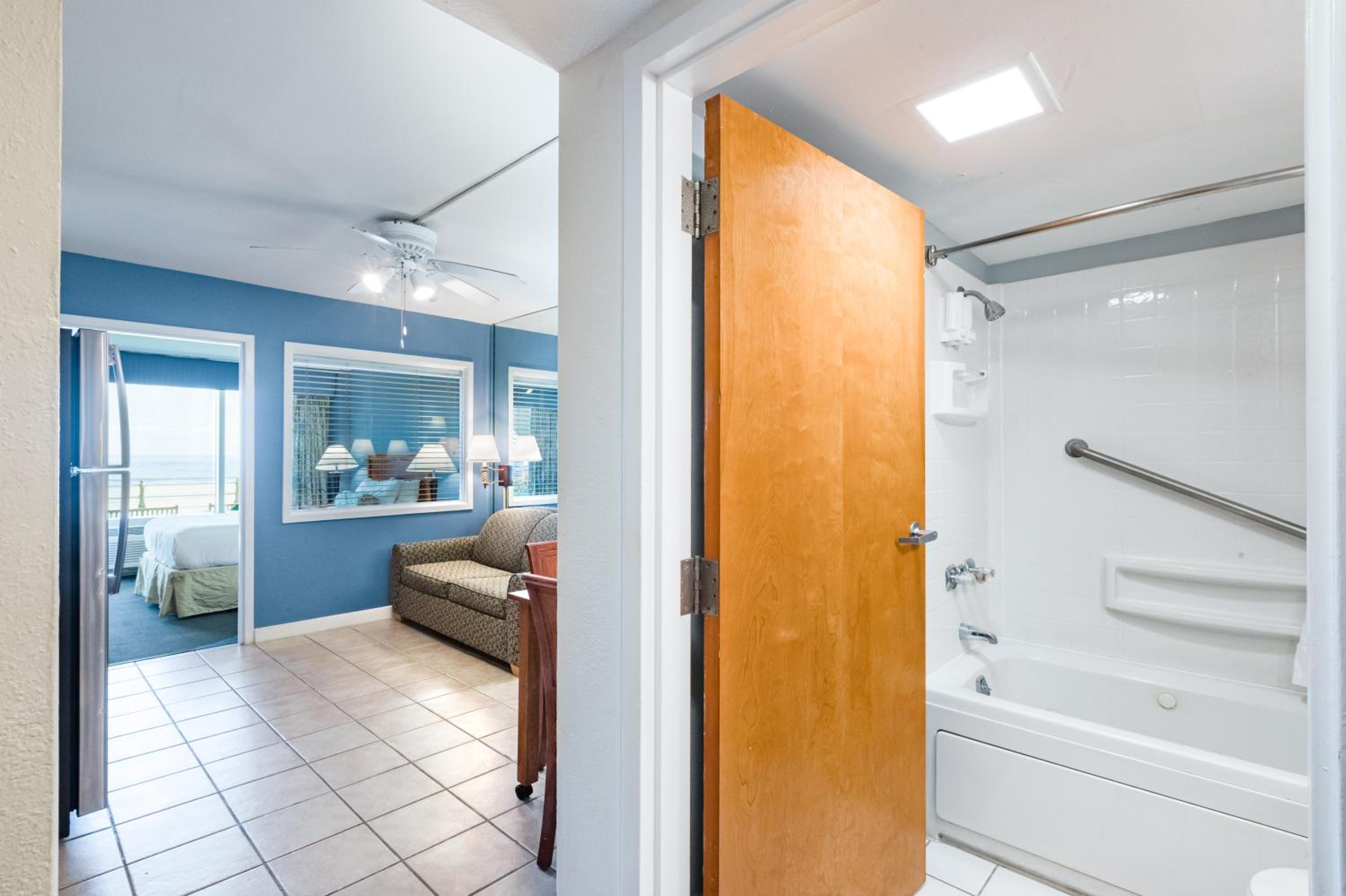 Superior Suite with Sea View - Photo 5