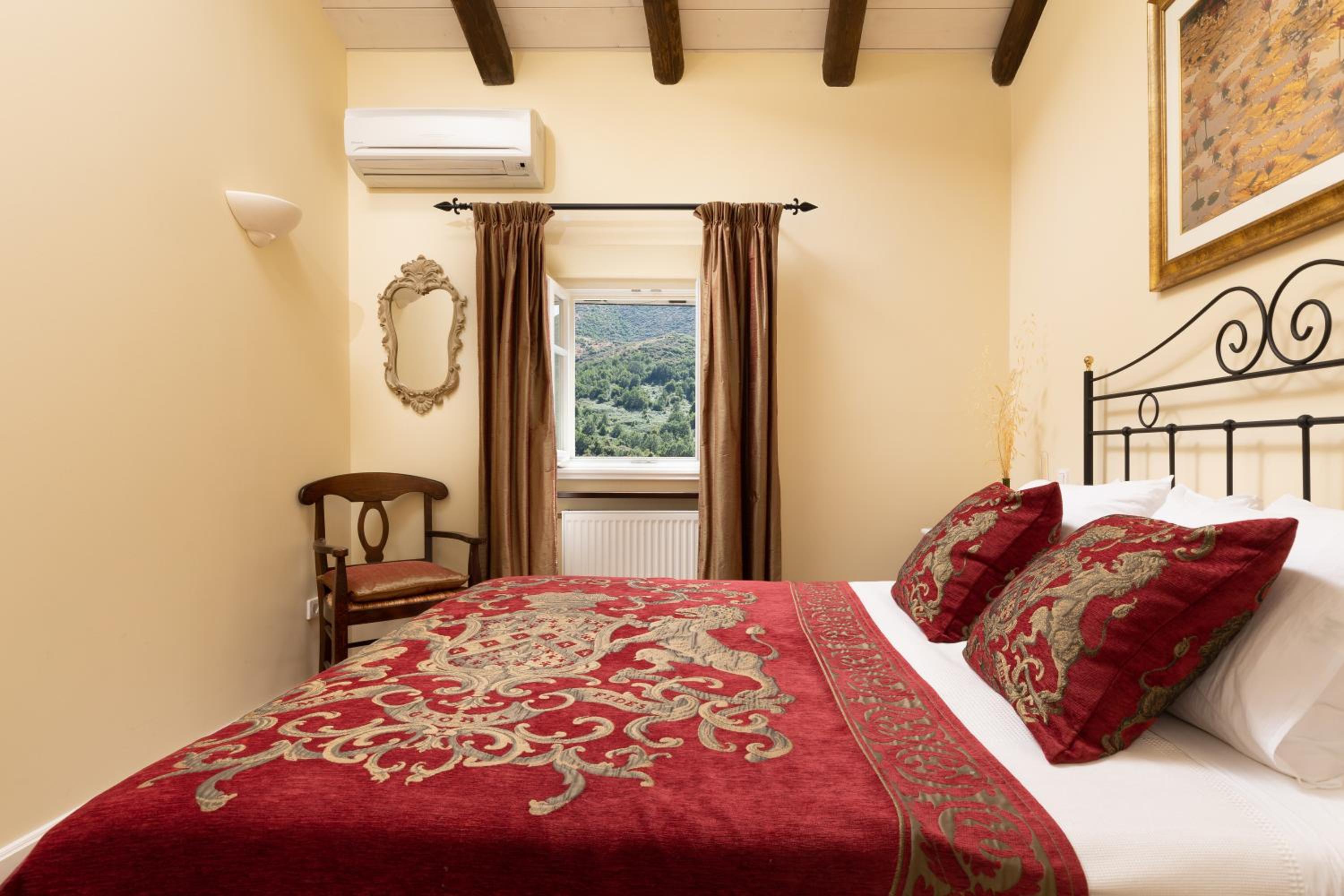 Deluxe King Suite photo 3
