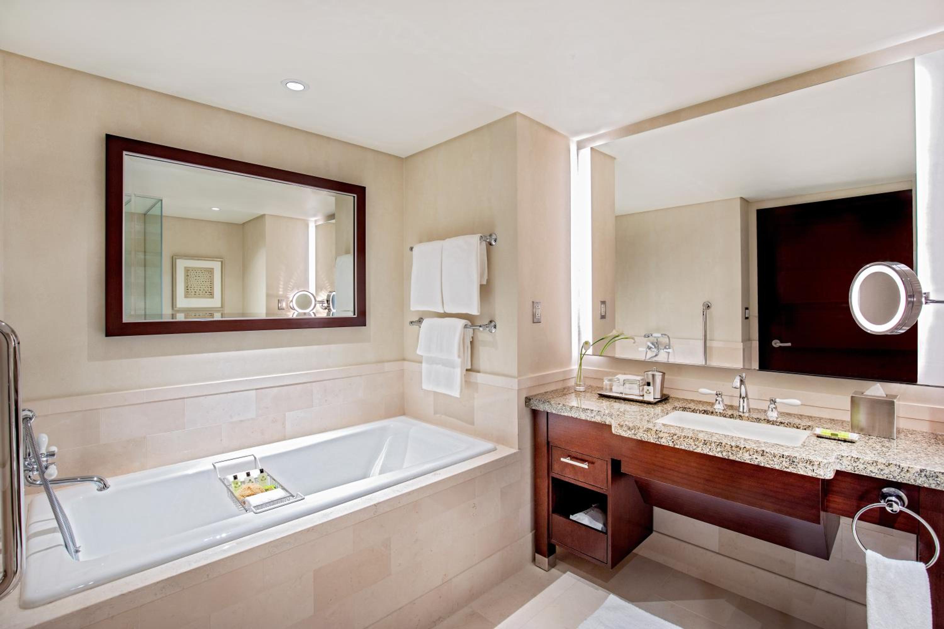 Classic Queen Room with Two Queen Beds - Photo 6