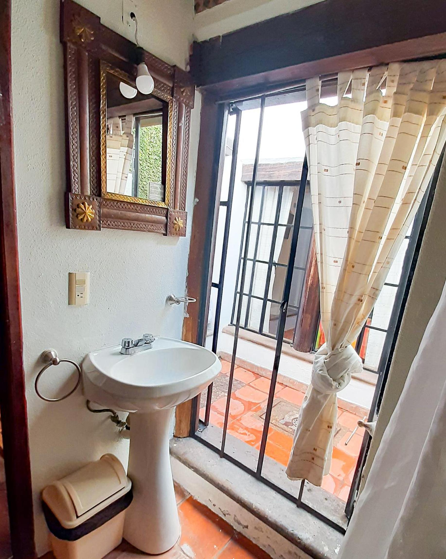 Budget Single Room - Photo 3