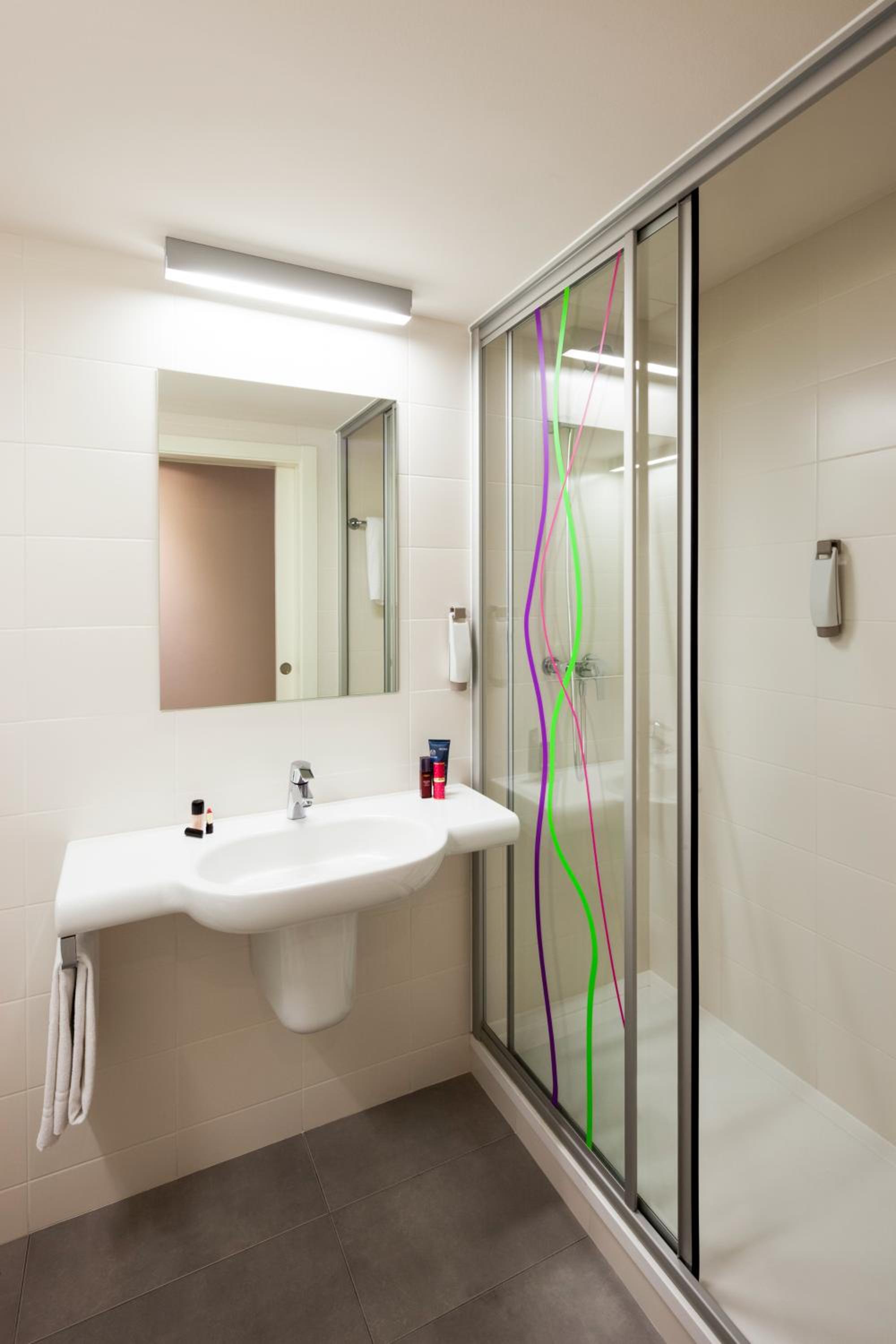 Standard Room with One Double Bed and One Single Bed photo 2