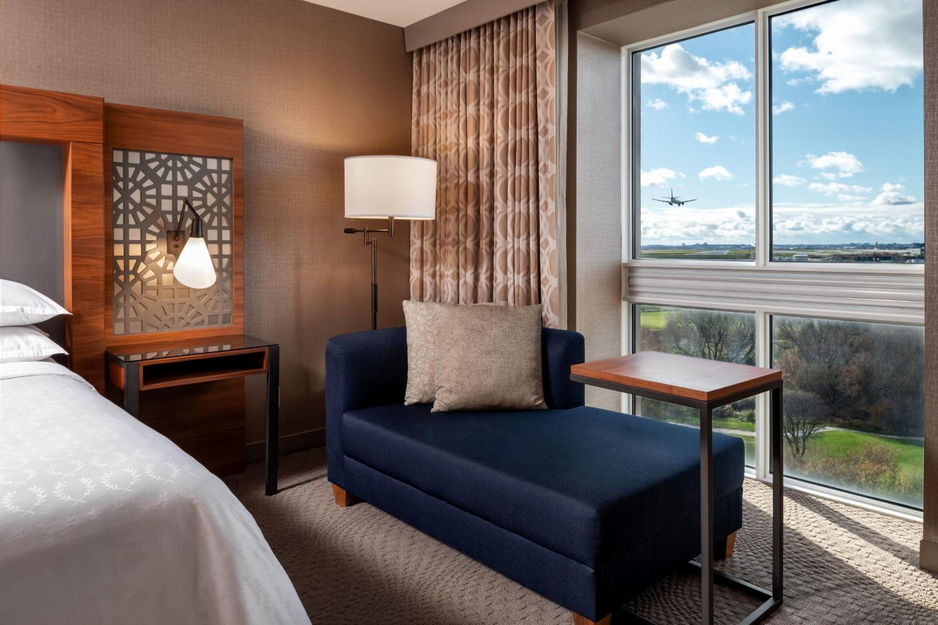 Larger Guest room, 2 Queen, Golf view, High floor - Photo 2