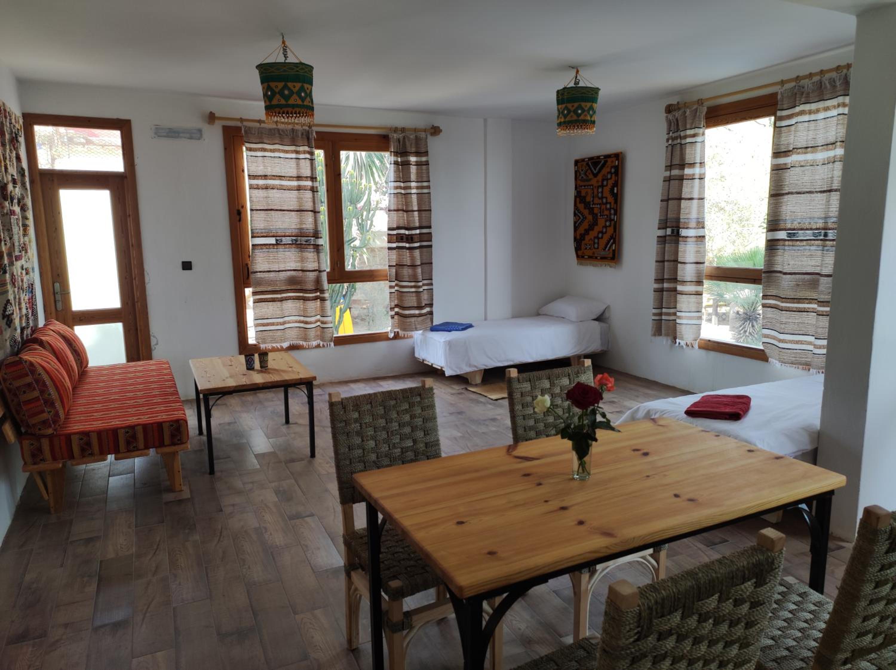 Apartment with Balcony - Photo 3