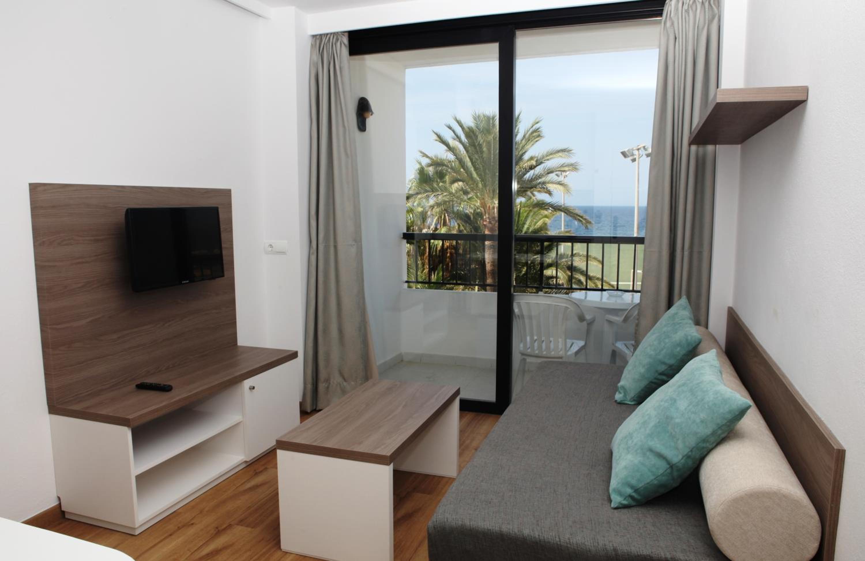 One-Bedroom Apartment with Sea View - Photo 2