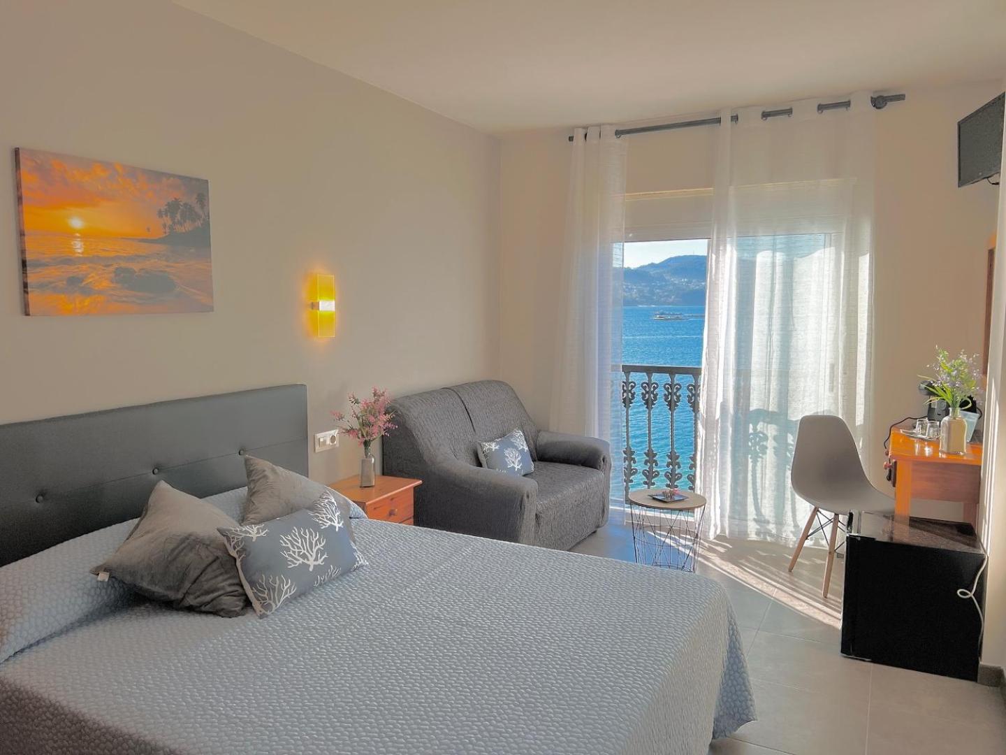 Queen Suite with Sea View - Photo 7