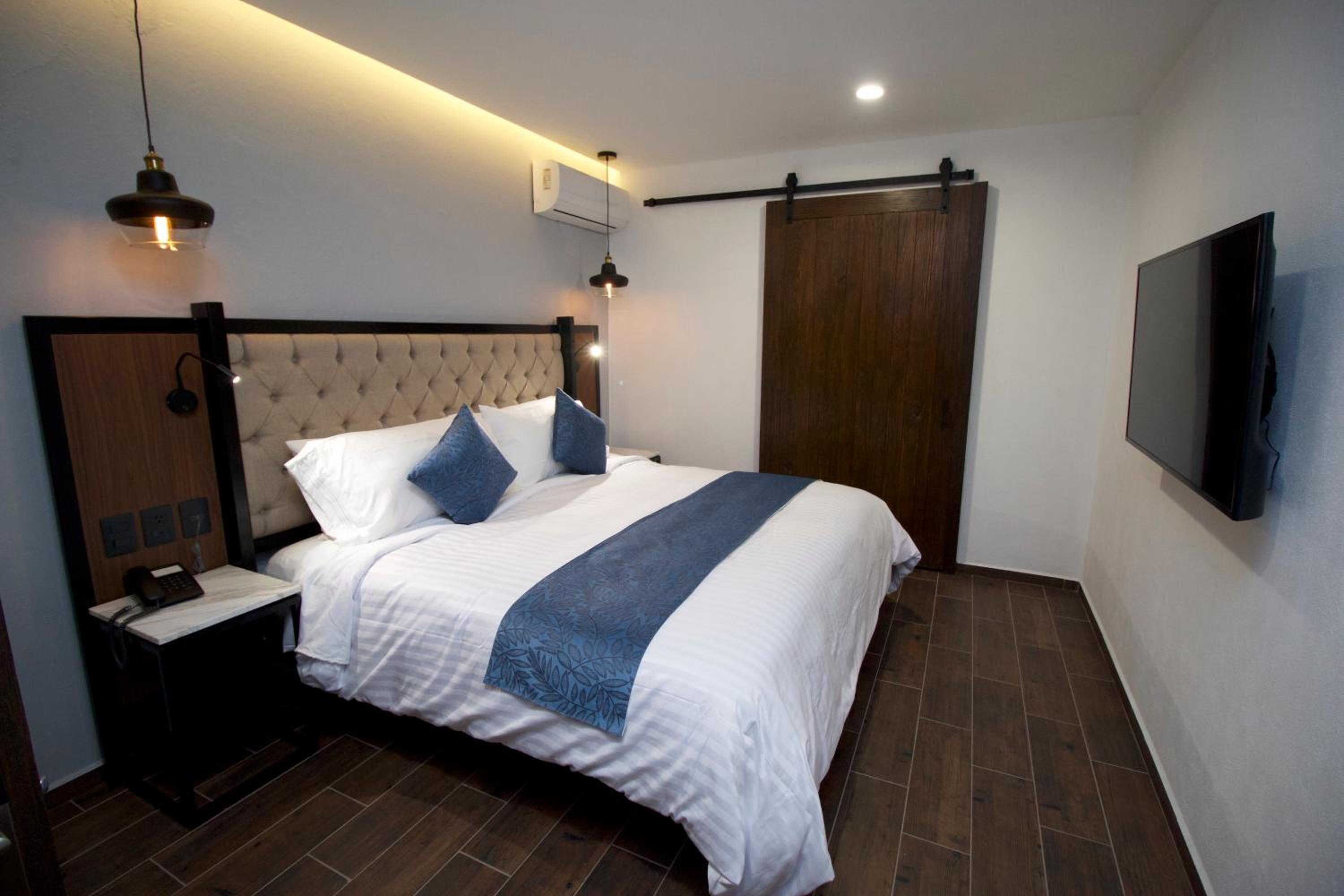 Deluxe Queen Room - Photo 1