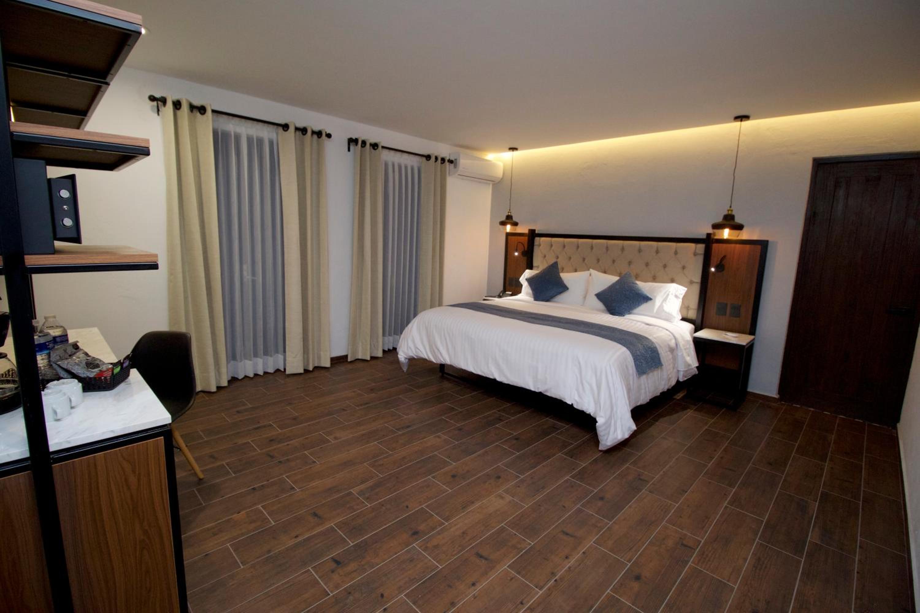 Deluxe Queen Room - Photo 3