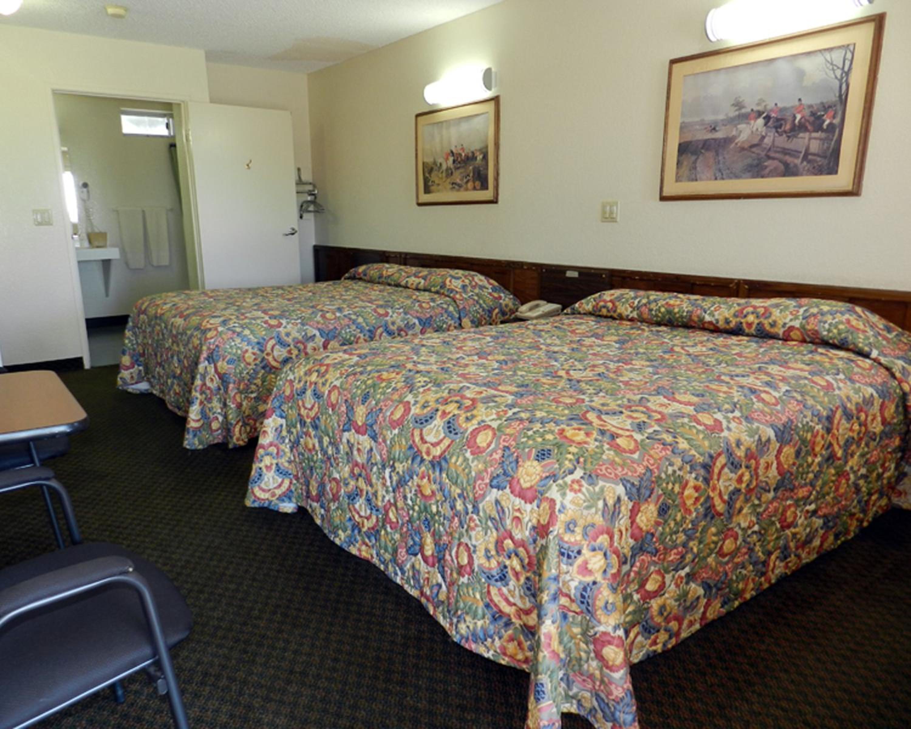 Queen Room with Two Queen Beds - Non-Smoking photo 1