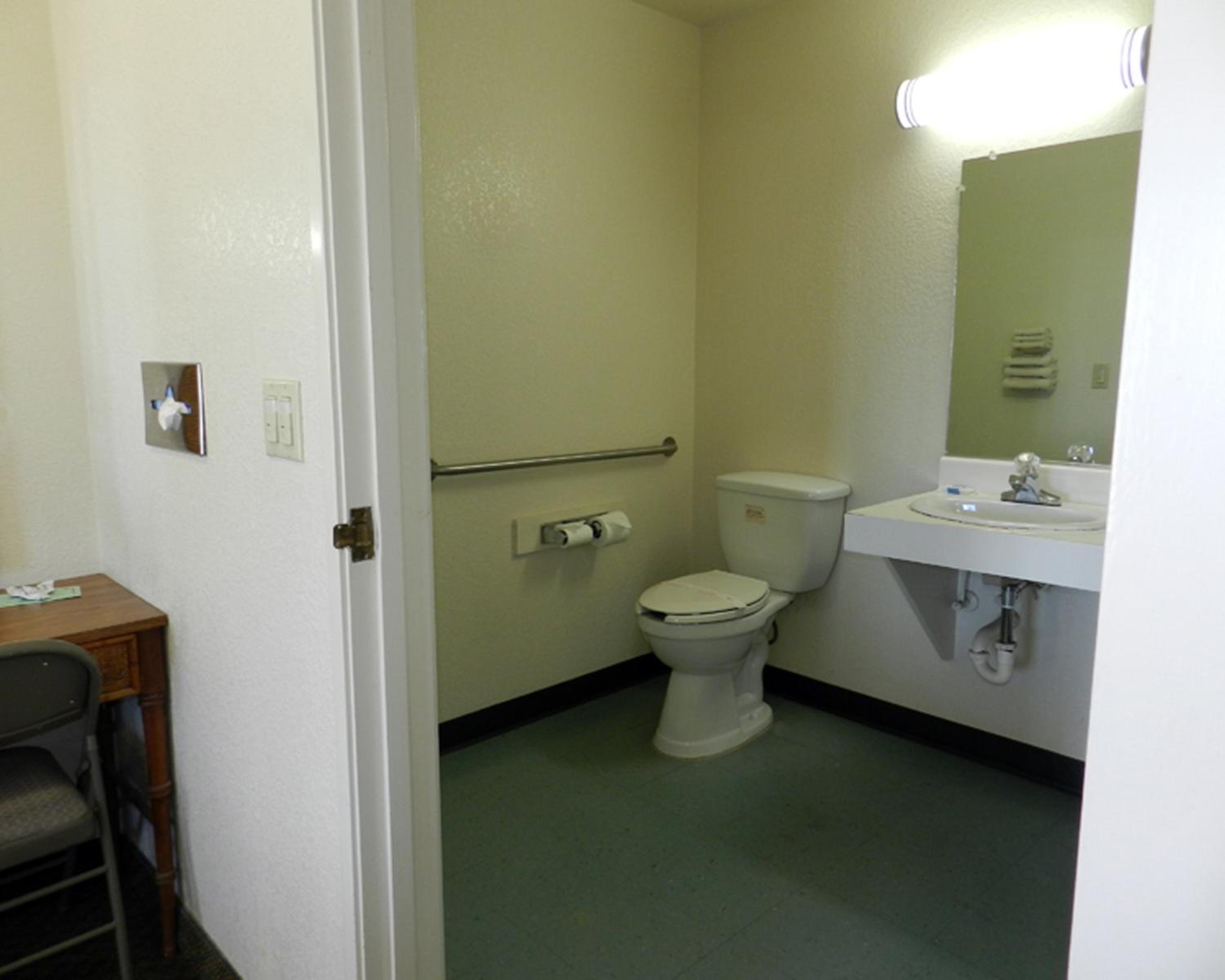 King Suite - Non-Smoking photo 2