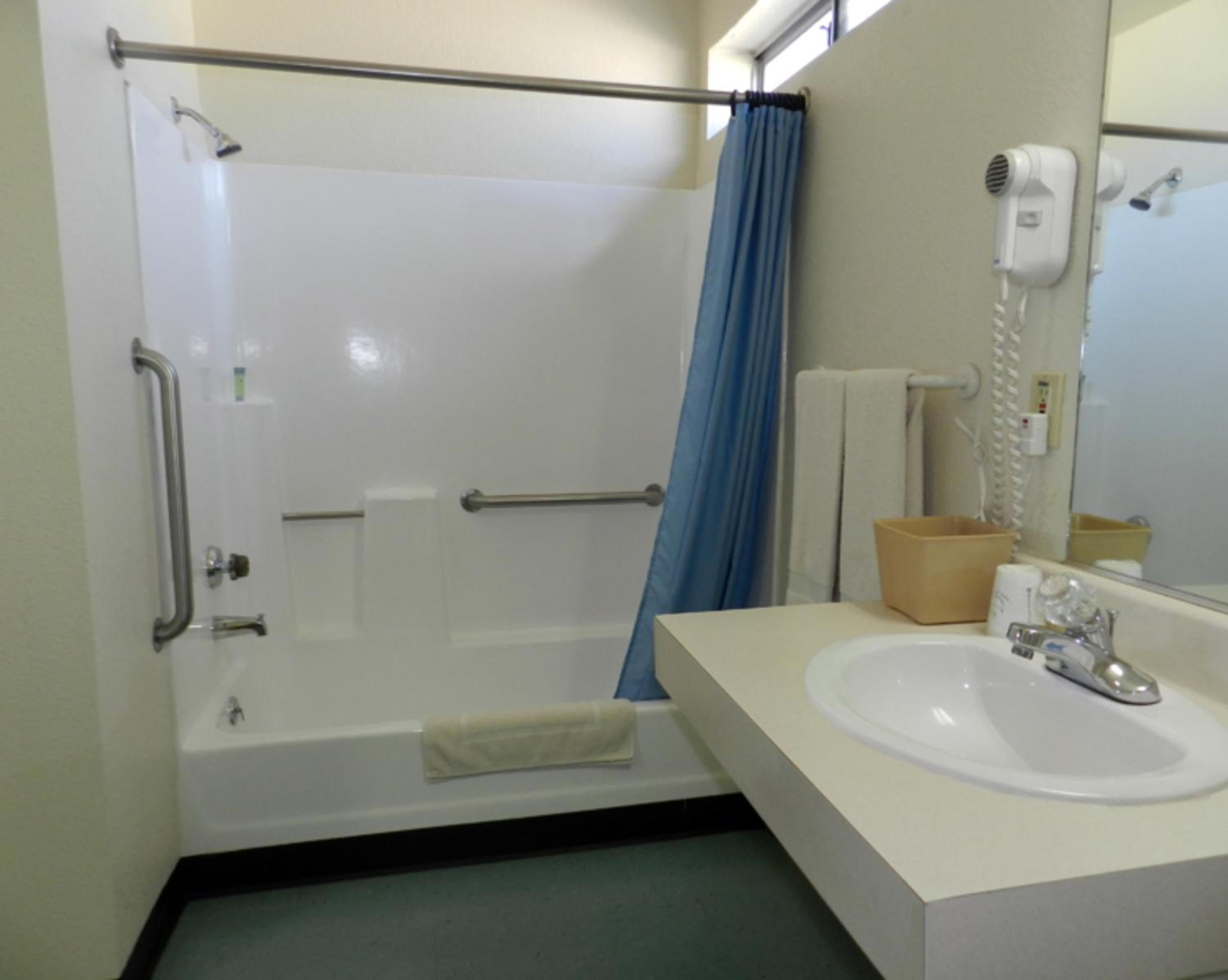 Queen Room with Two Queen Beds - Non-Smoking photo 2