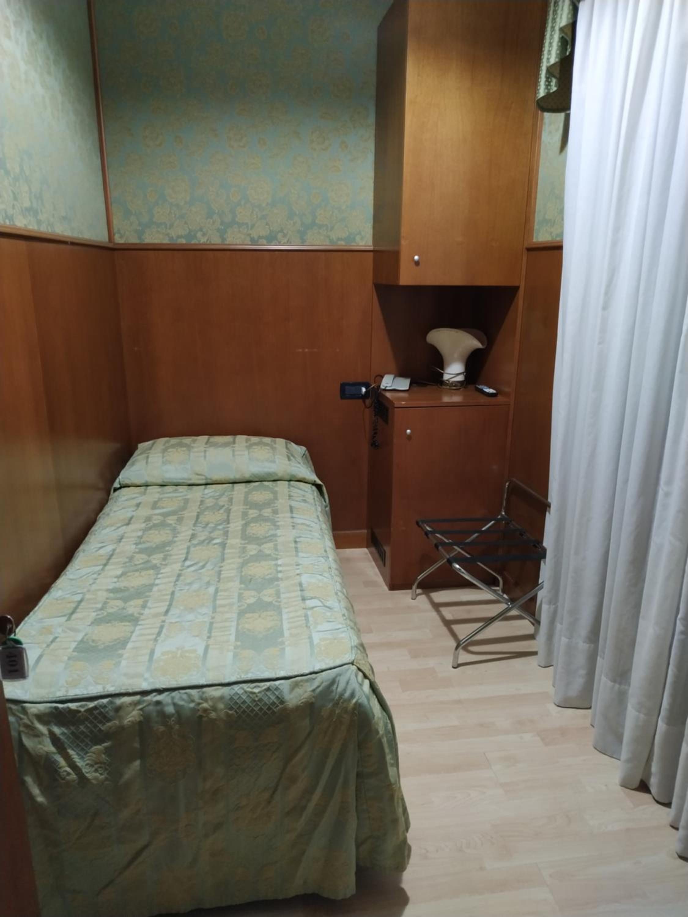 Single Room with Private External  Bathroom
