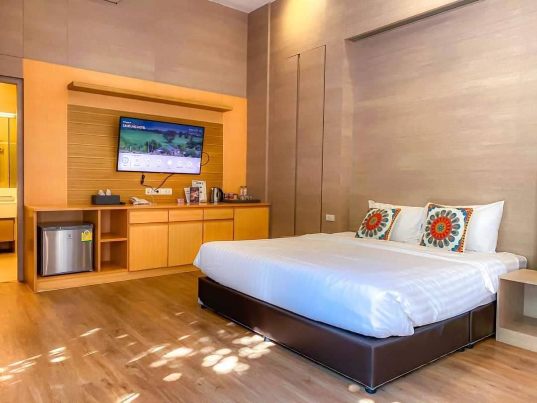 Deluxe Double Room with Pool Access - Photo 16