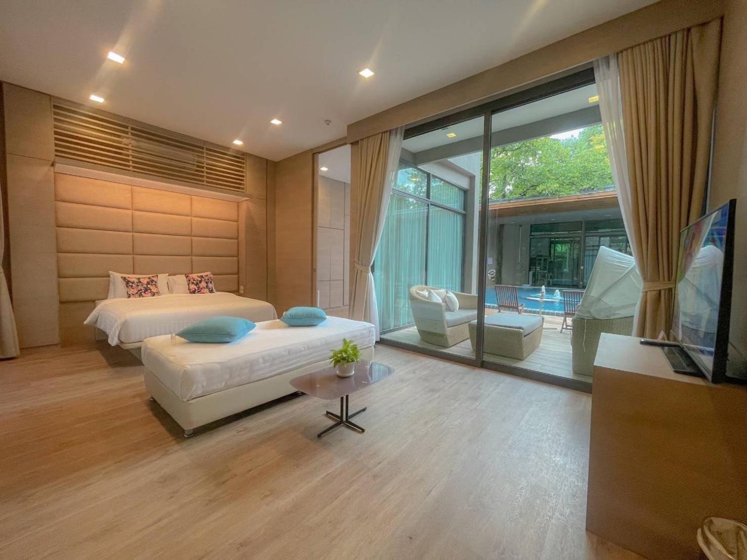 Deluxe Double Room with Pool Access - Photo 17