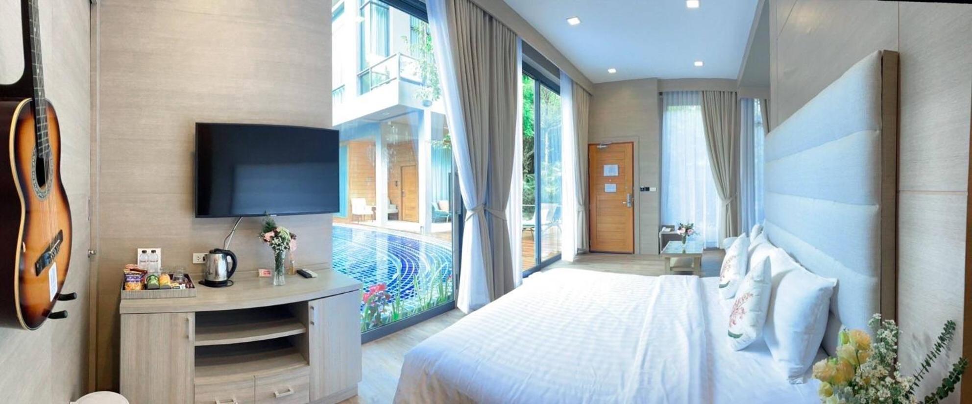 Deluxe Double Room with Pool Access - Photo 18