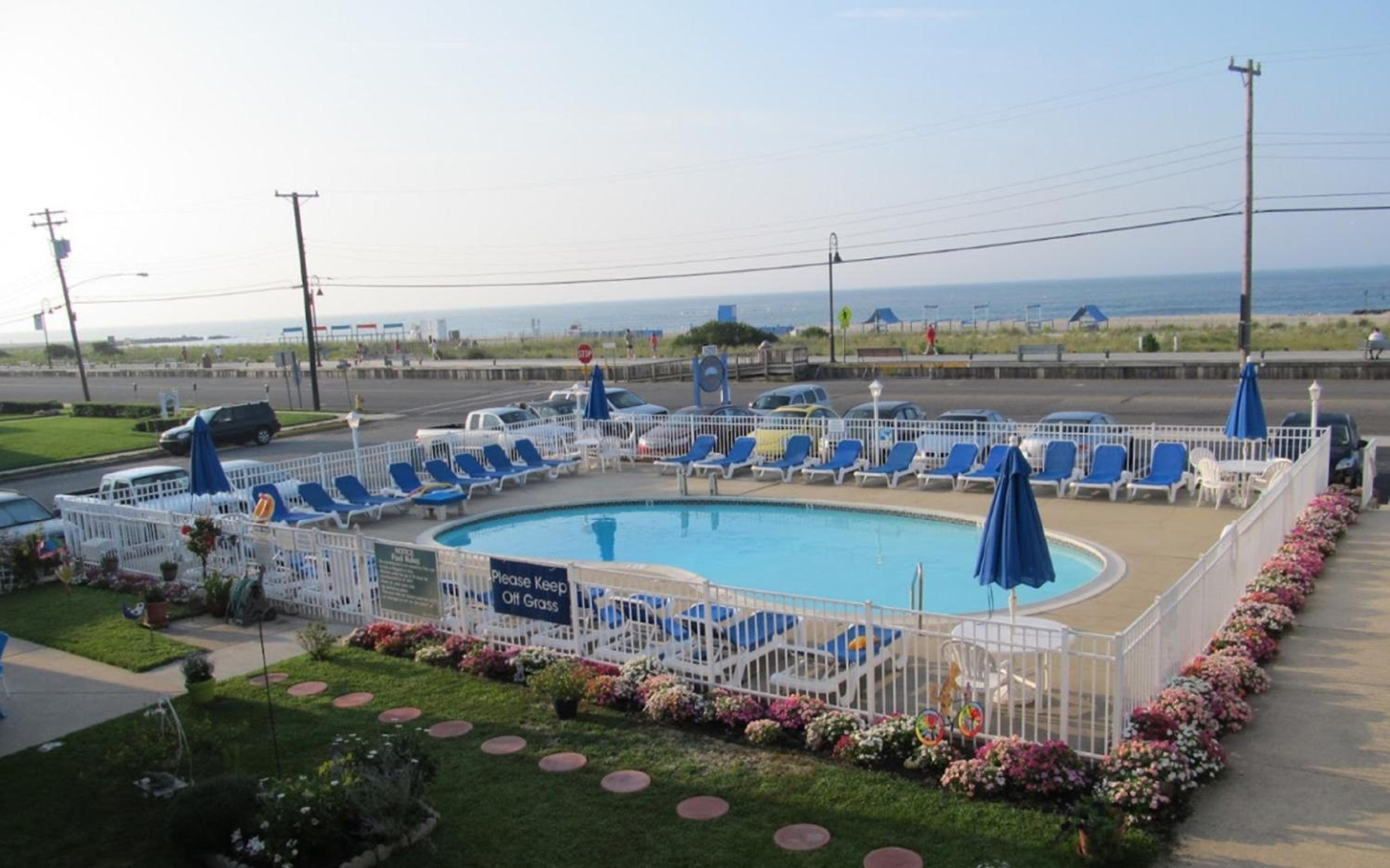 Queen Room with Two Queen Beds - Pool View - Photo 2
