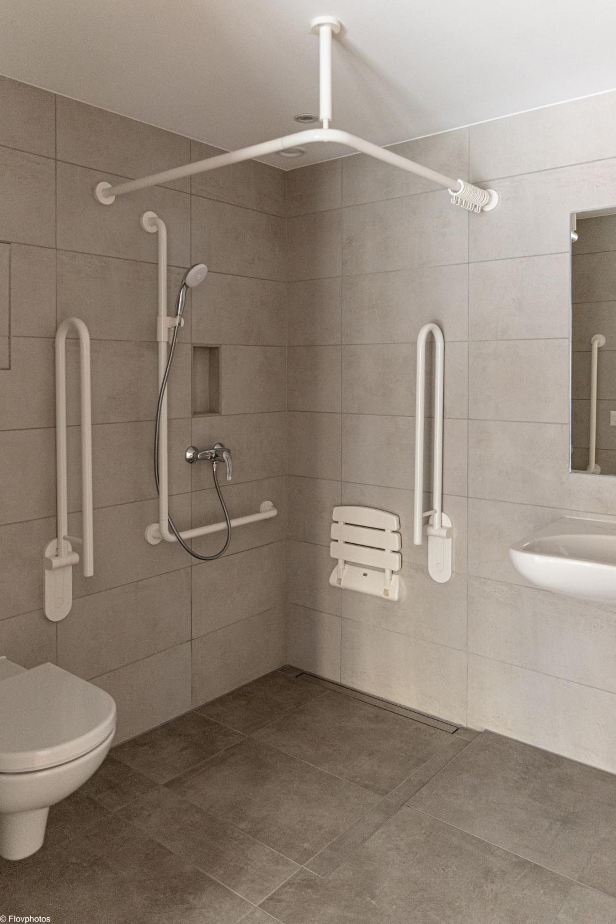 Deluxe Courtyard Junior Suite with Kitchenette - Disability Access - Photo 7