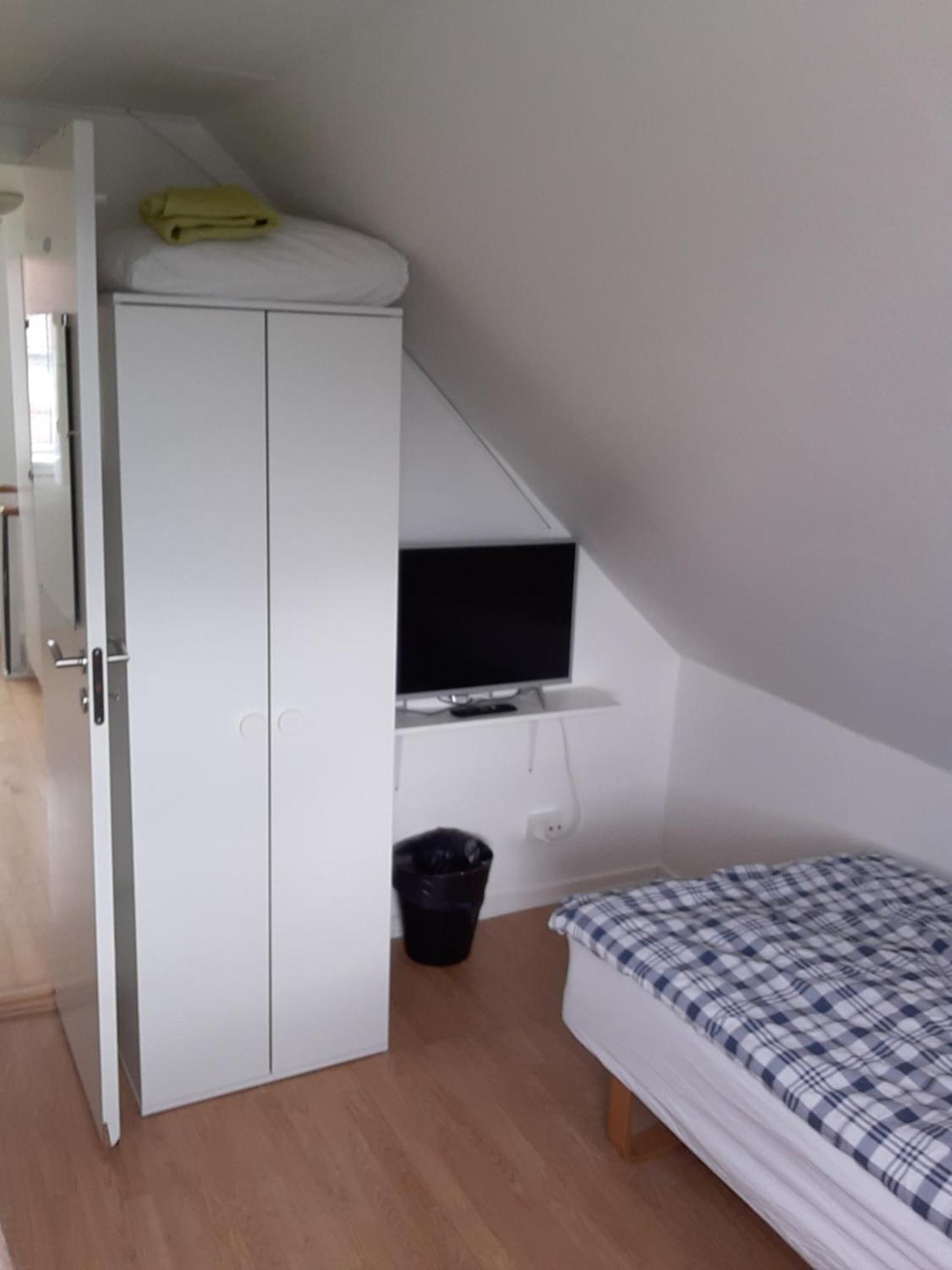 Single Room with Shared Bathroom photo 2