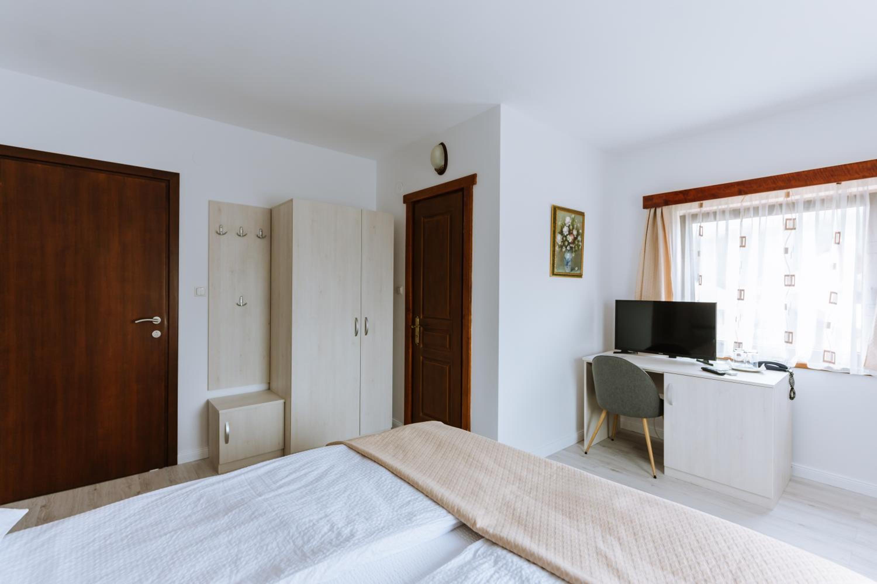 Double or Twin Room - Photo 7