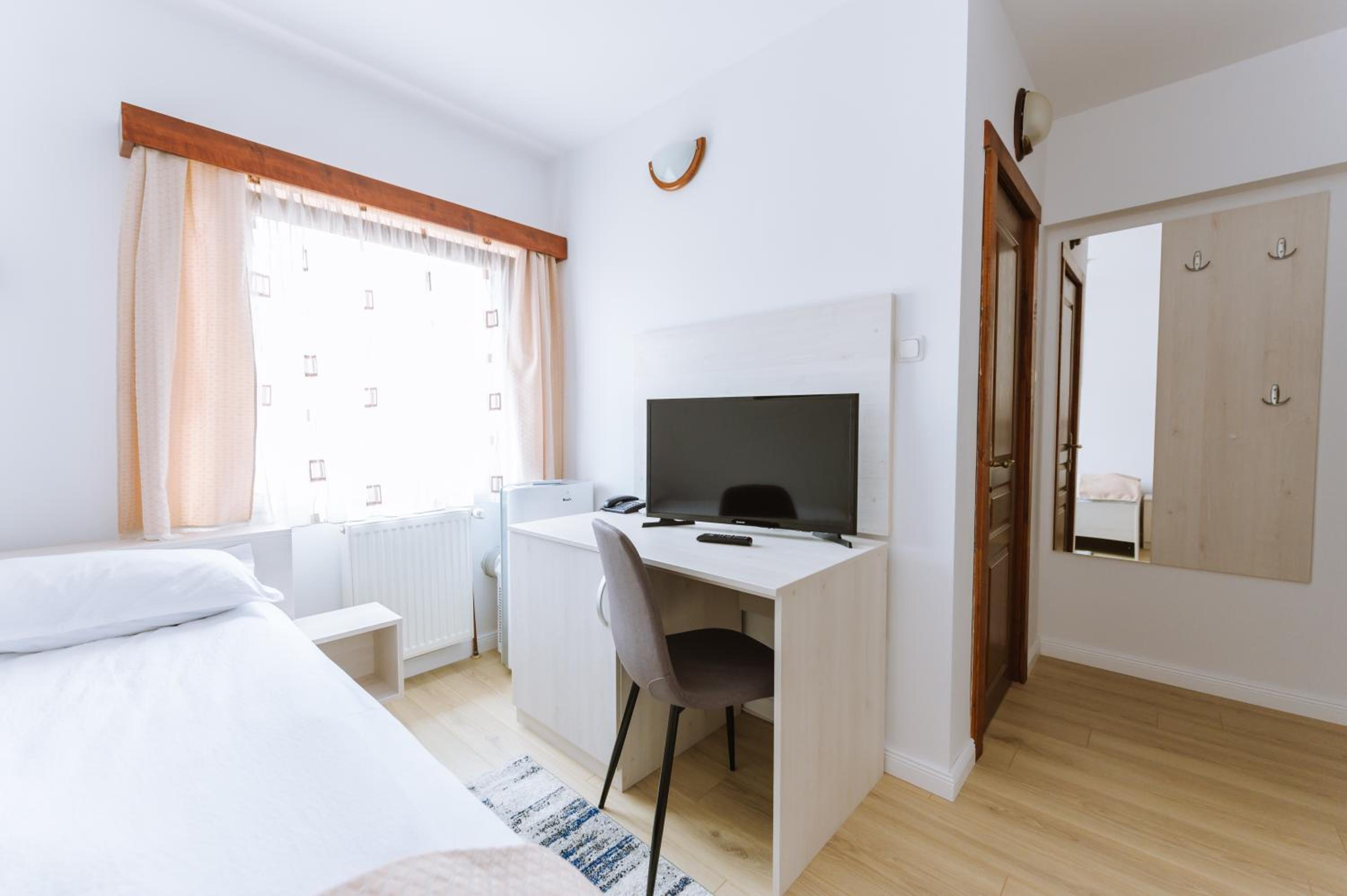 Single Room with Private Bathroom photo 2