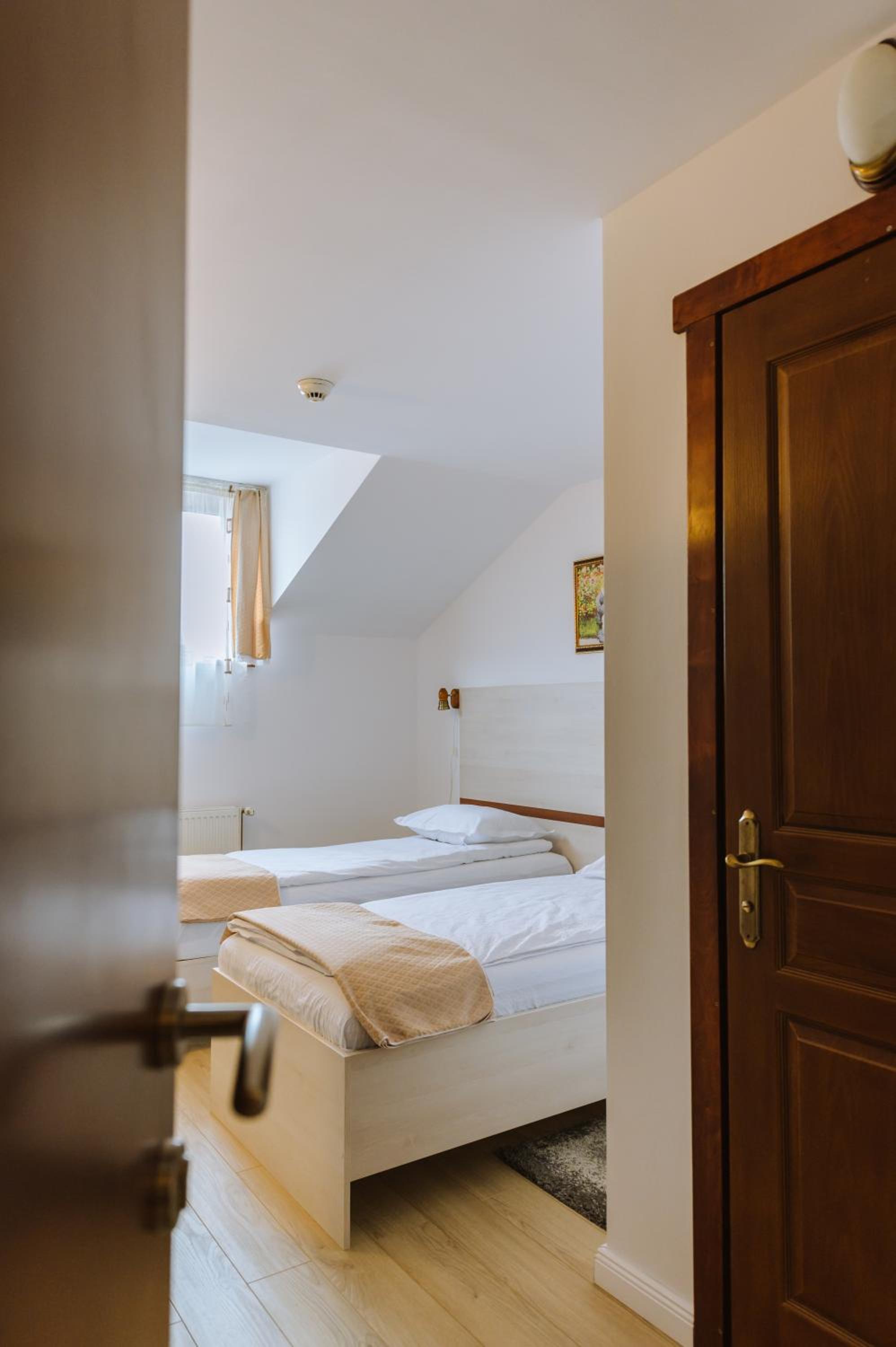 Double or Twin Room - Photo 8