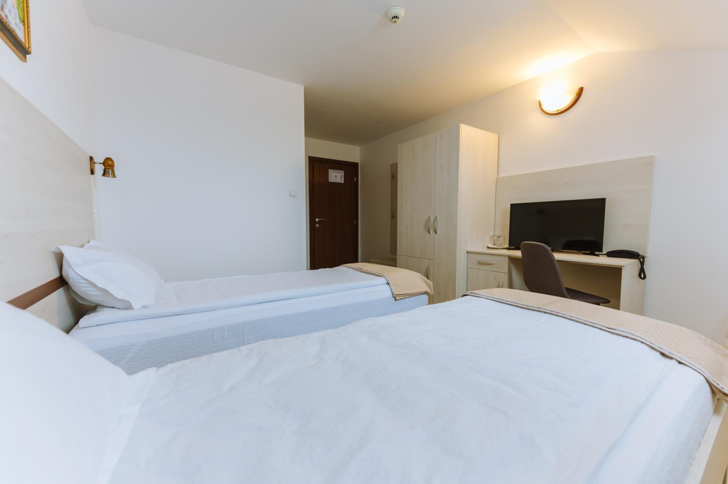 Double or Twin Room - Photo 4
