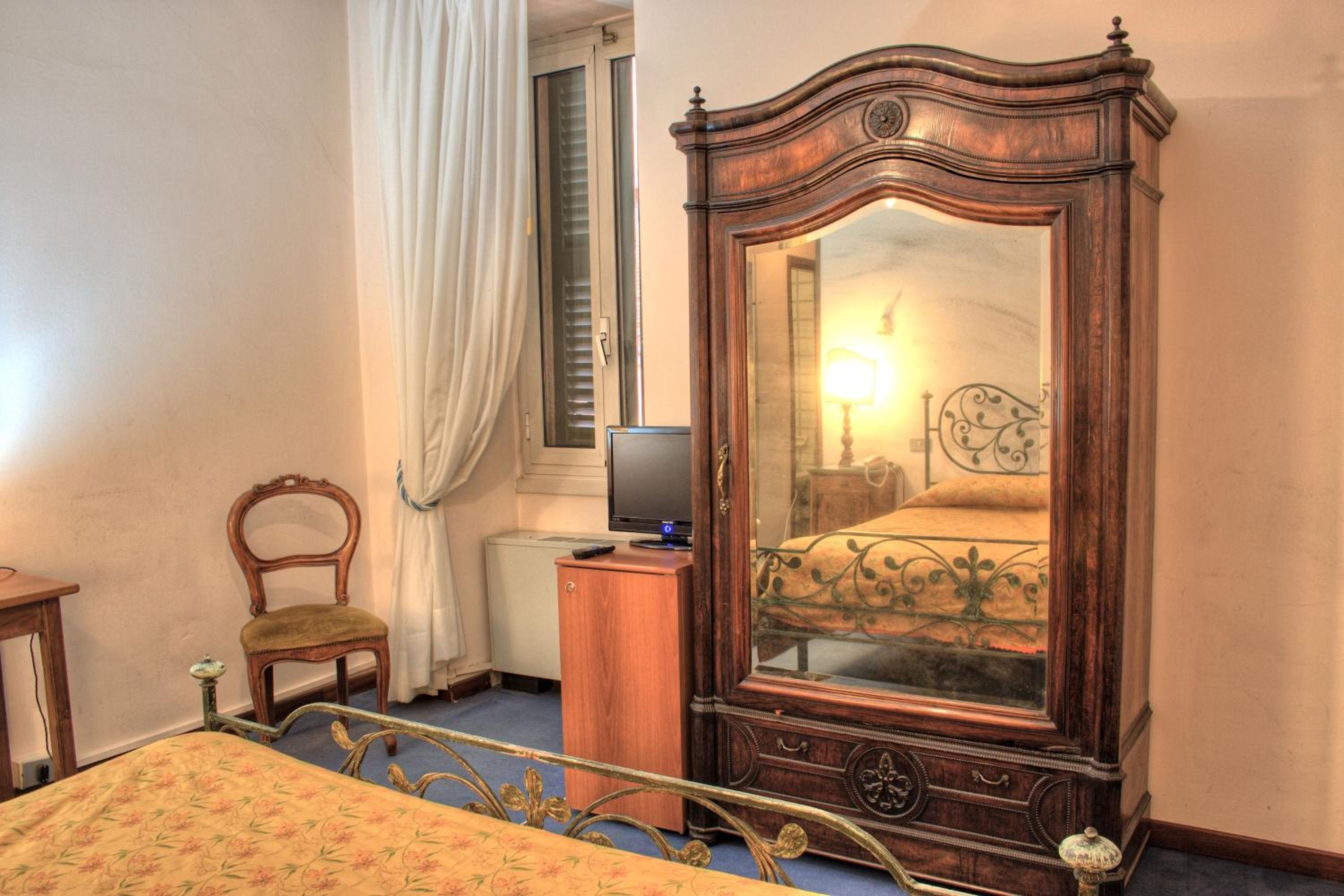Double or Twin Room - Photo 4