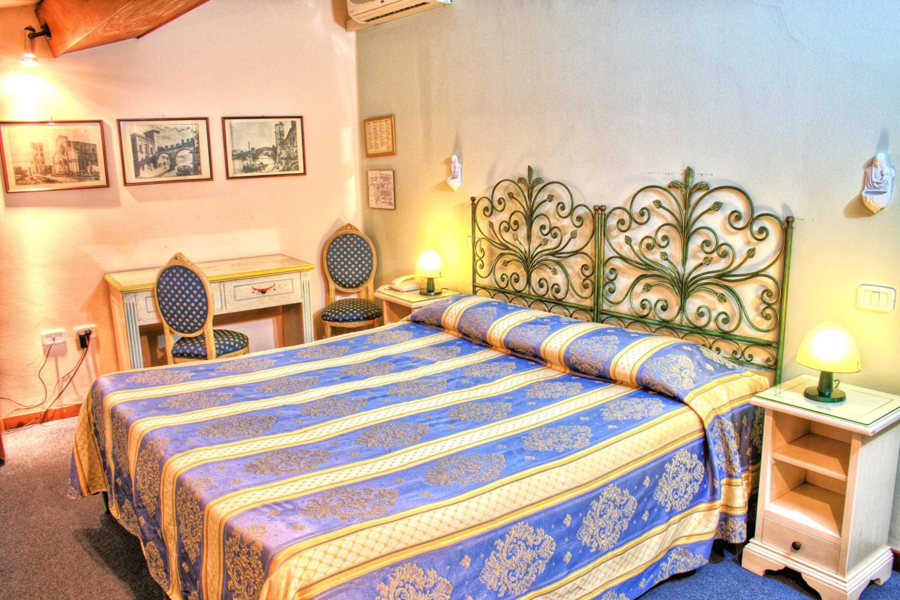 Double or Twin Room - Photo 8