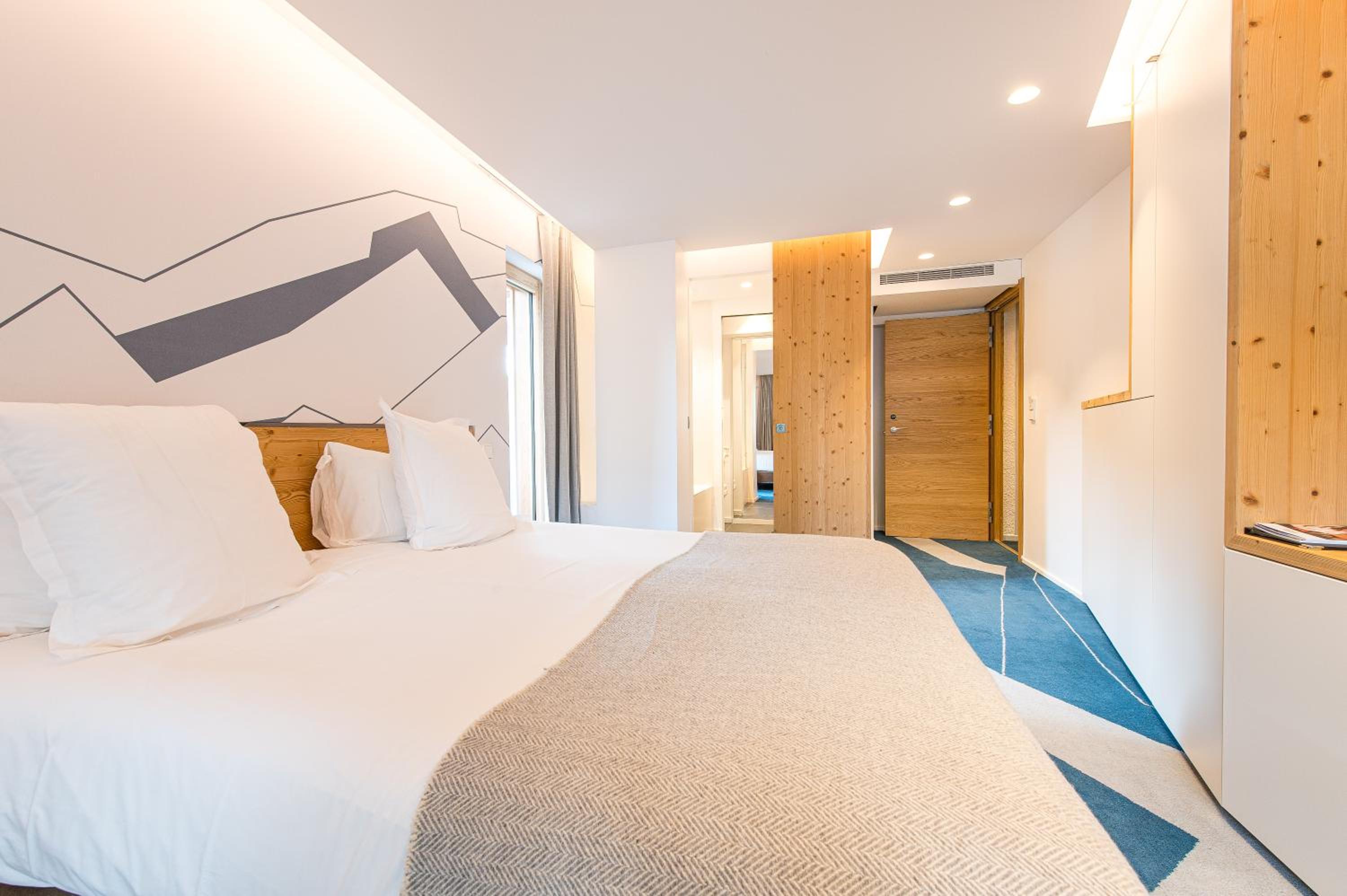 Deluxe Room with Mountain View - Photo 5