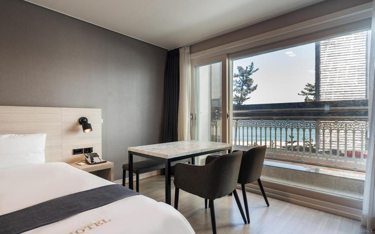 Family Room with Balcony and Partial Sea View (2 Connecting Rooms) photo 3
