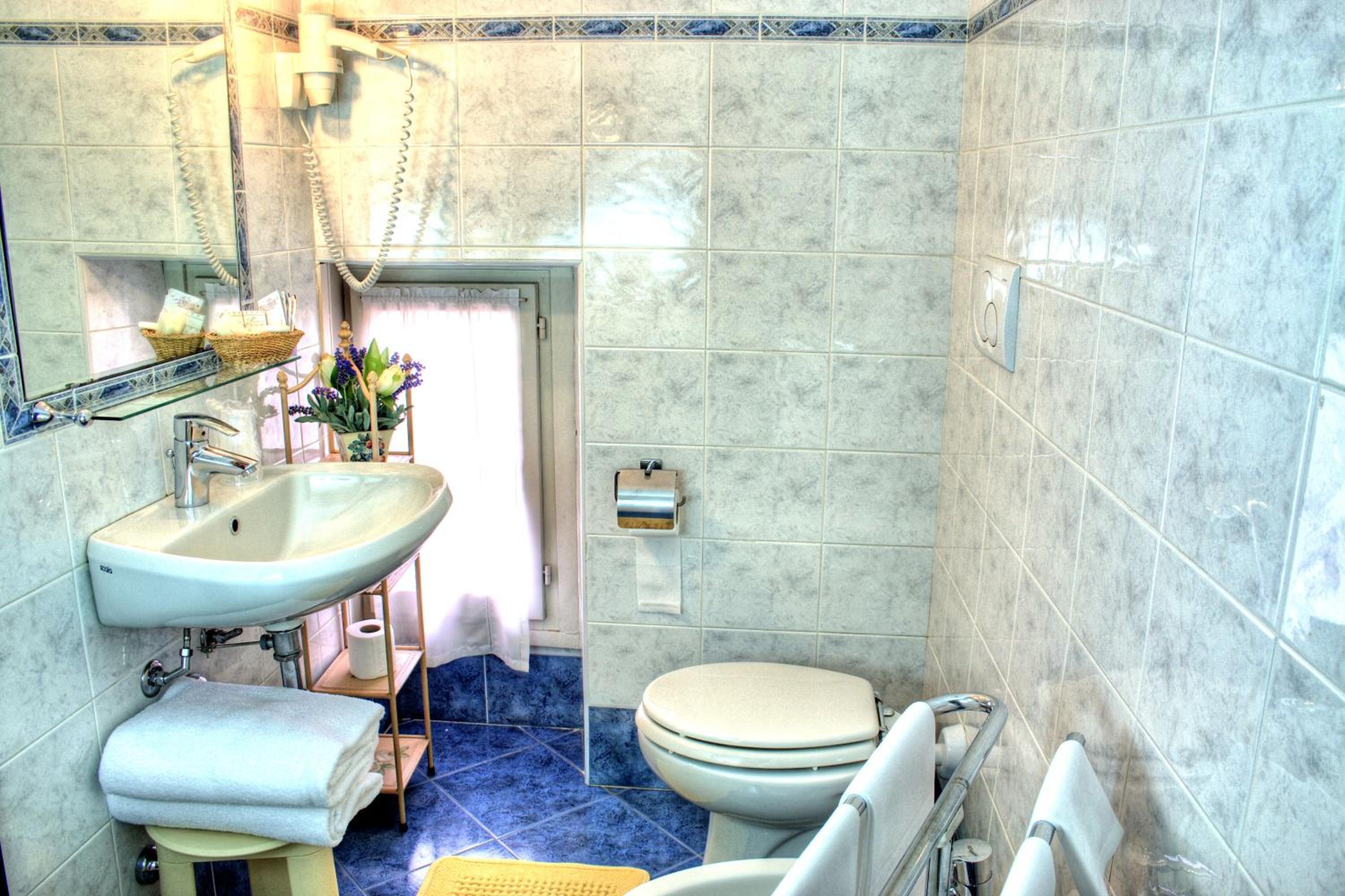 Double or Twin Room - Photo 10