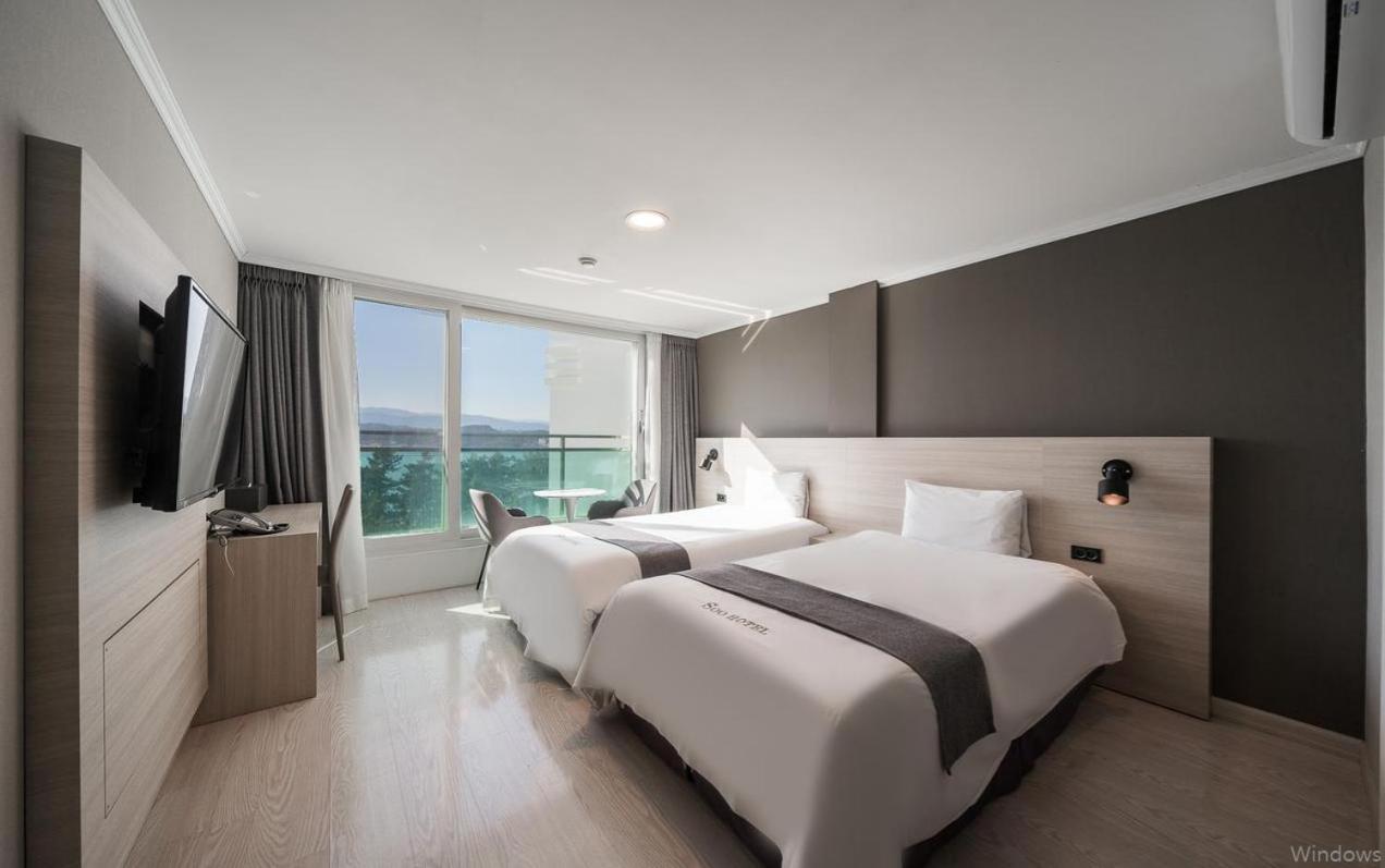 Standard Twin Room with Partial Lake View