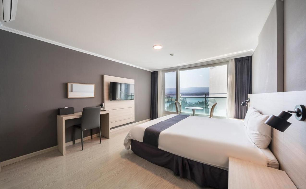 Standard Double Room with Partial Lake View photo 3